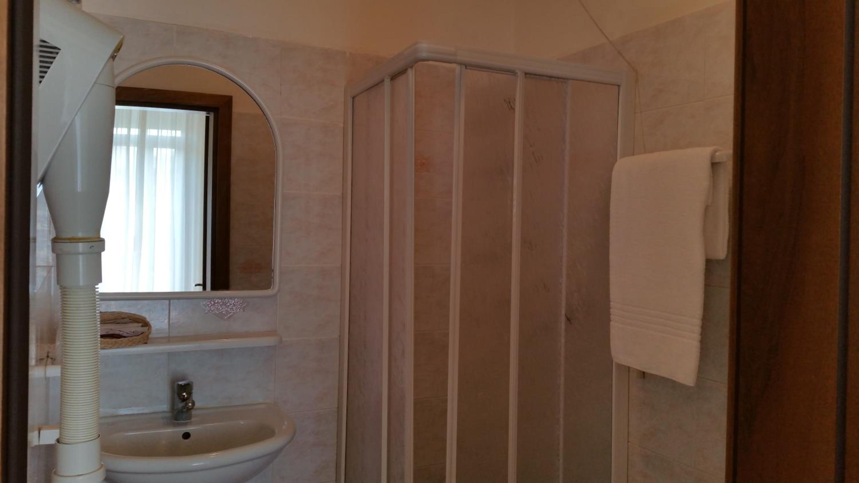 Triple Room - Photo 9