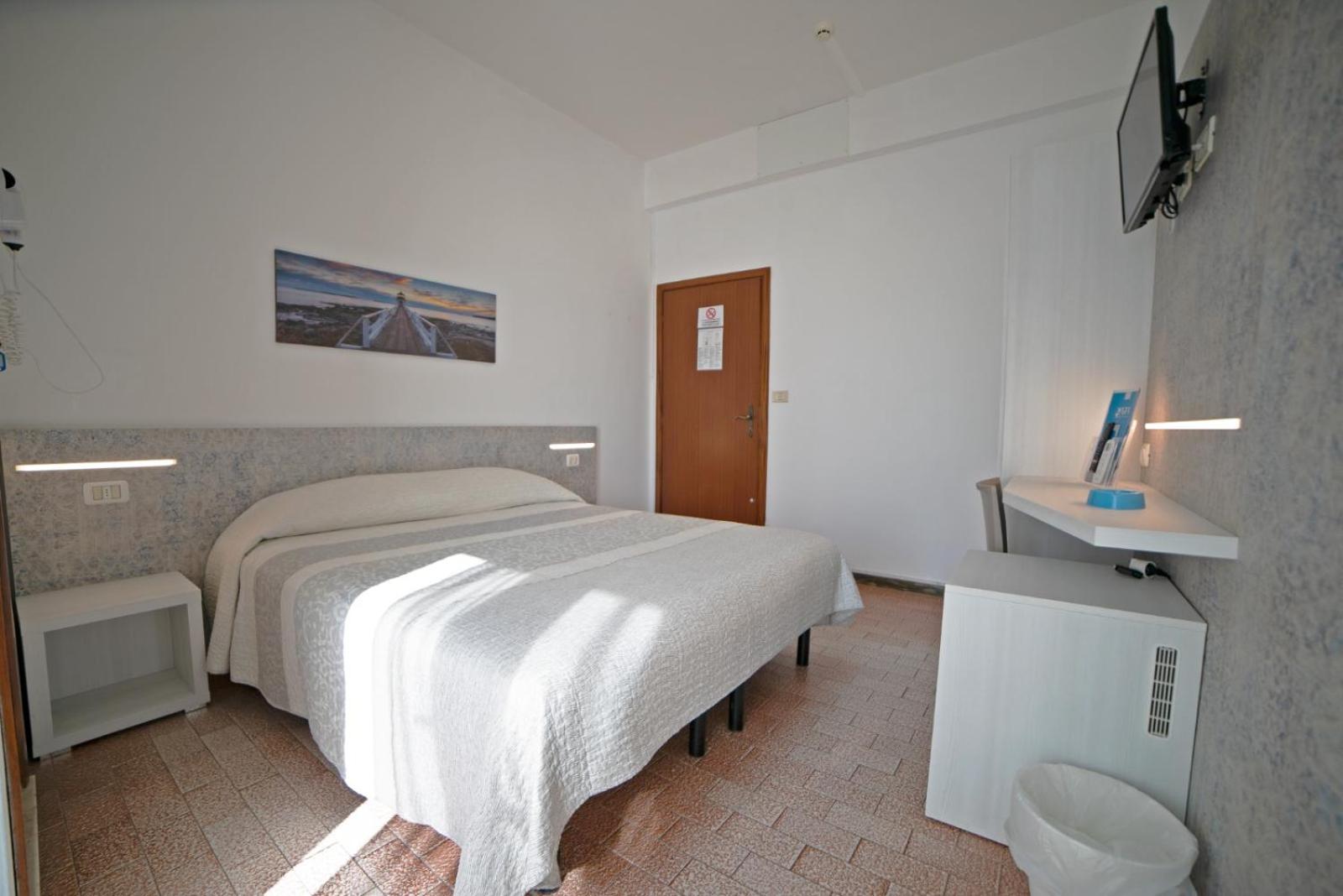 Deluxe Double Room with Balcony - Photo 11