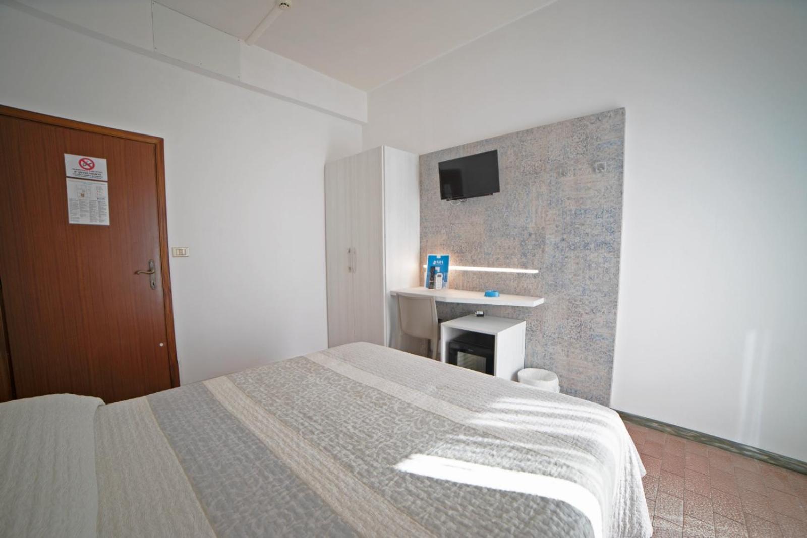 Deluxe Double Room with Balcony - Photo 2