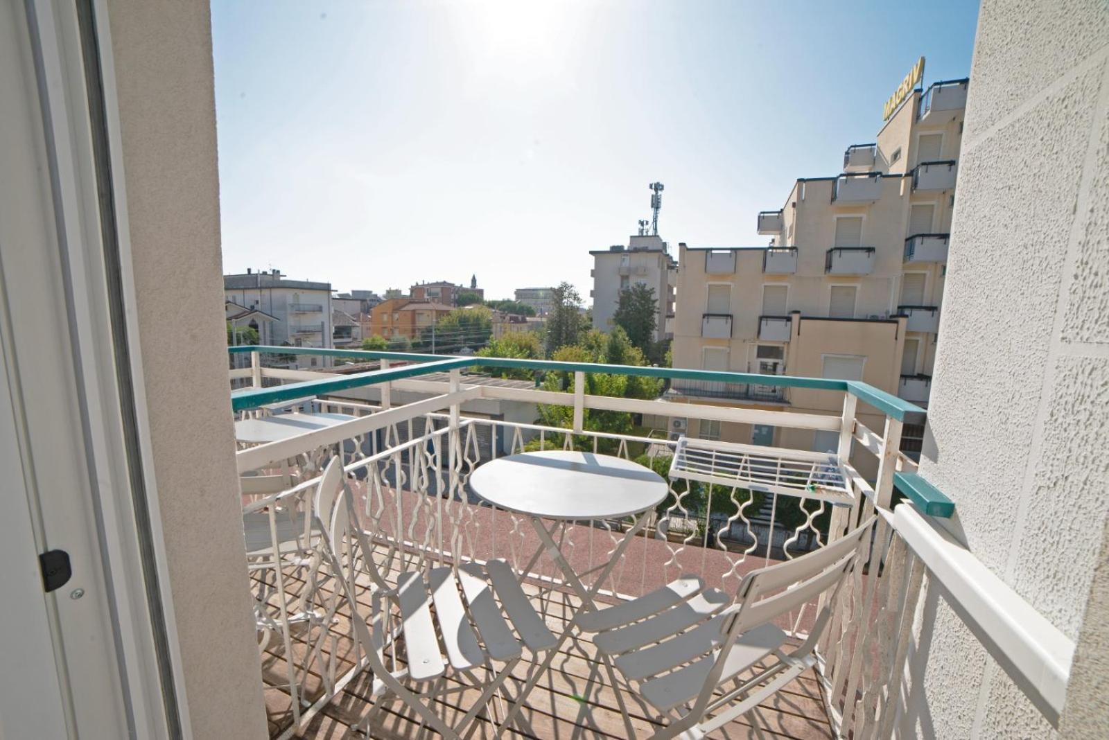 Deluxe Double Room with Balcony - Photo 10