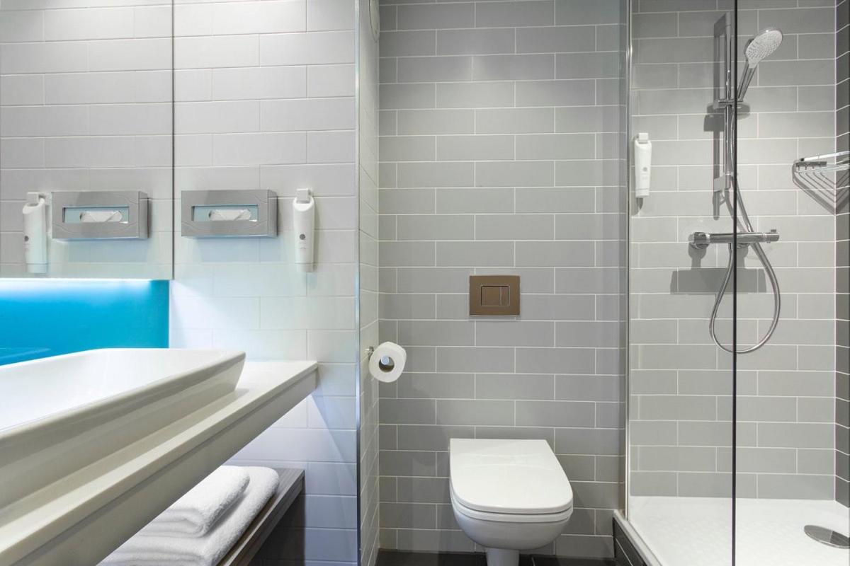 Standard Room with Free Hot Breakfast - Photo 3