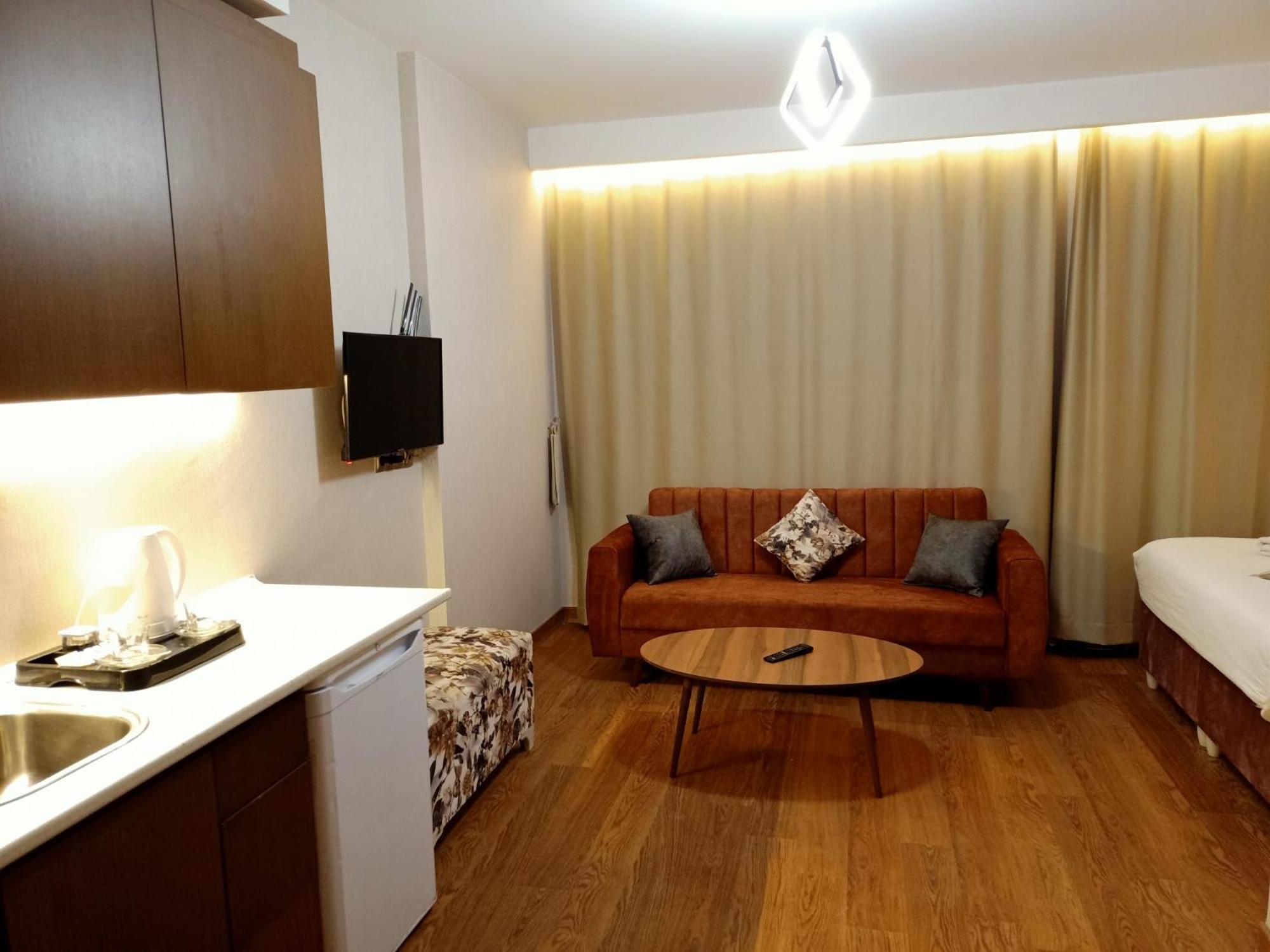 Economy Triple Room photo 3