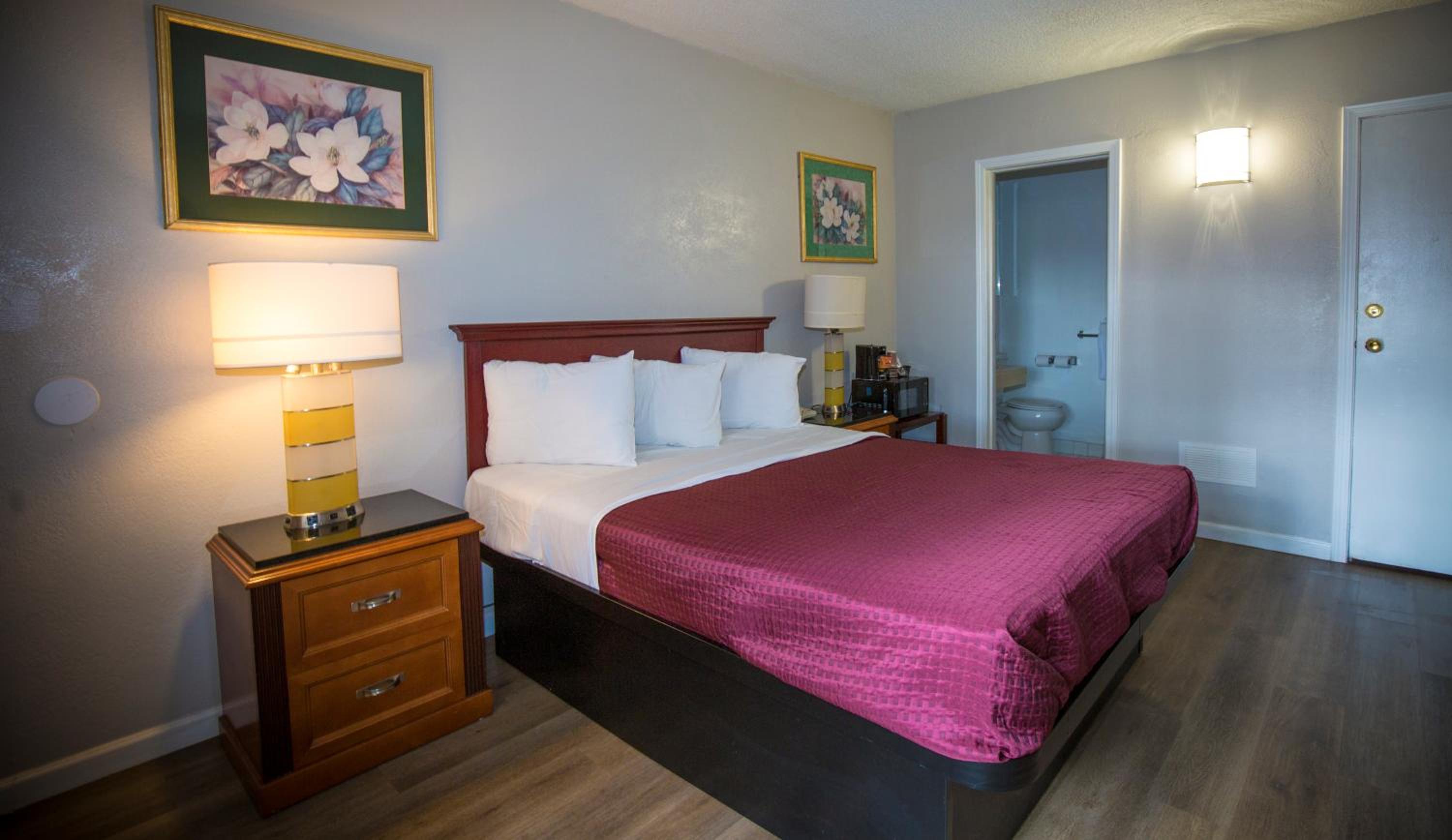 One Queen Bed Non-Smoking - Photo 4