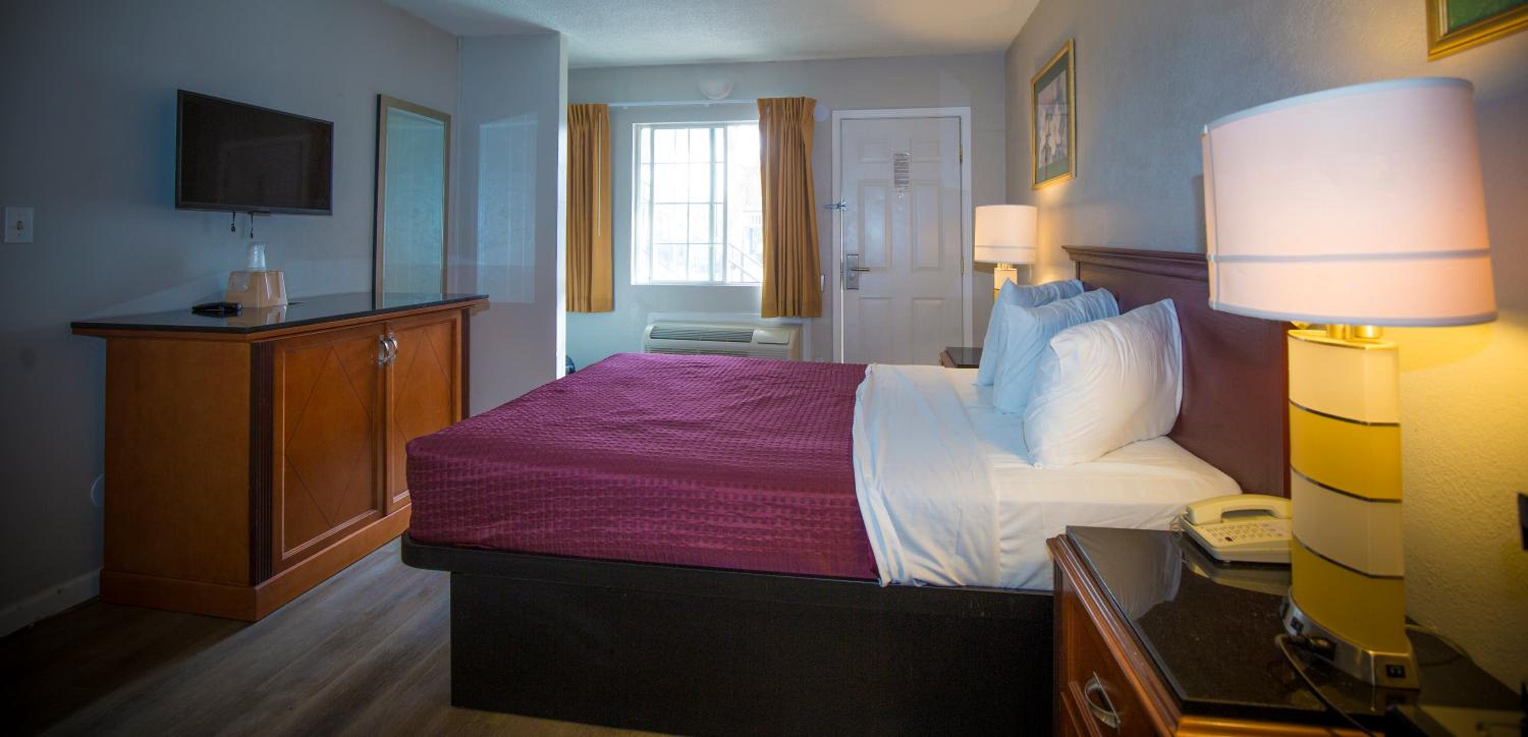 One Queen Bed Non-Smoking - Photo 3