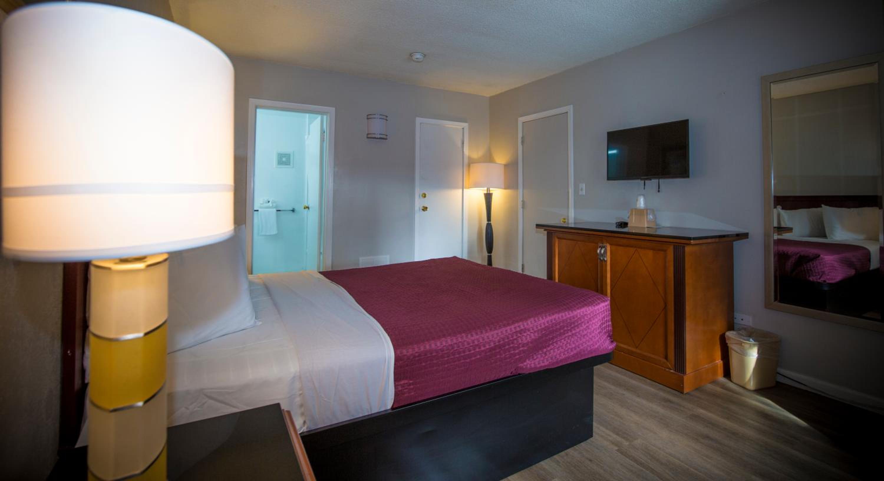 One Queen Bed Non-Smoking - Photo 1