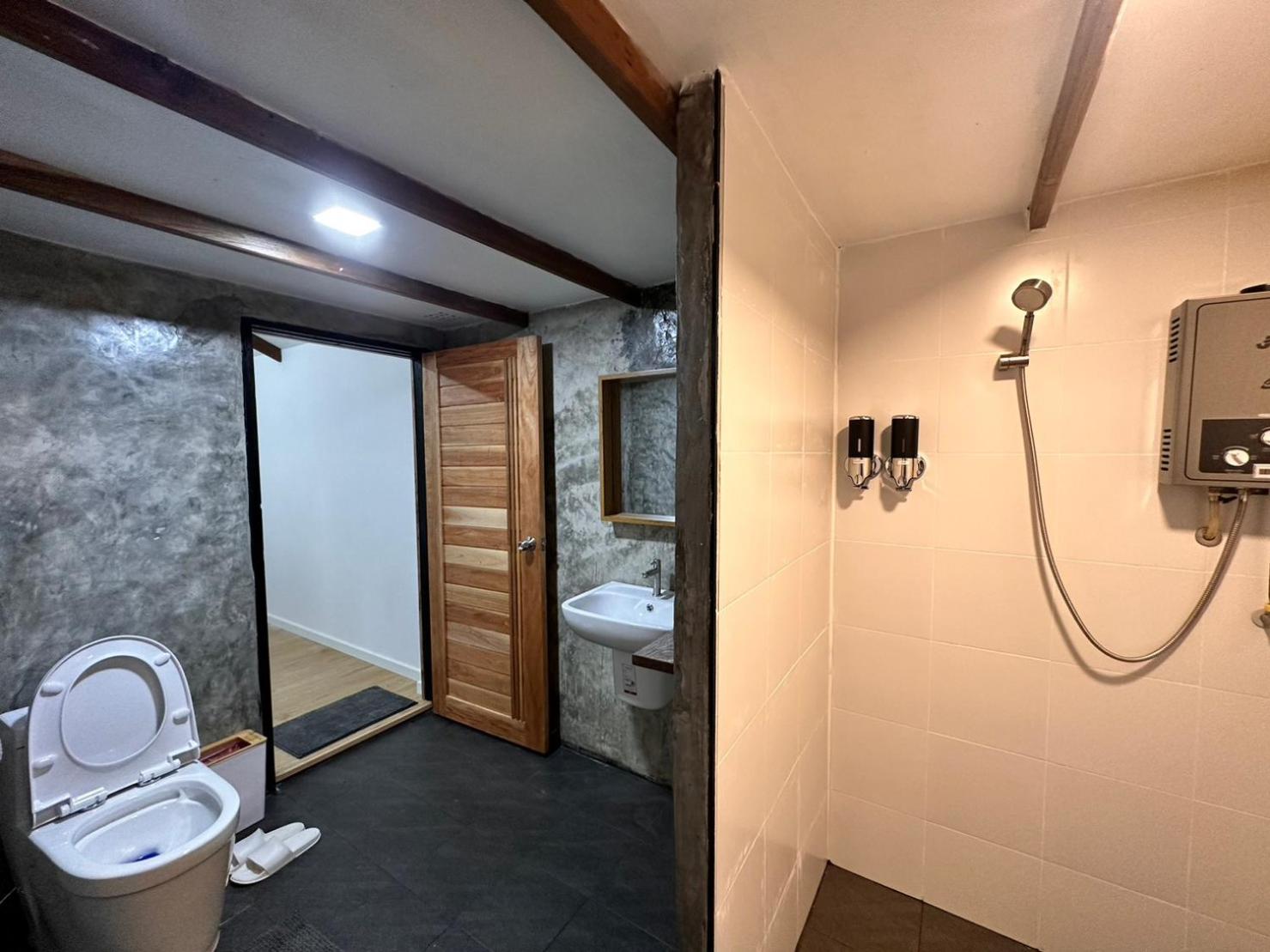 Superior King Room - Photo 10
