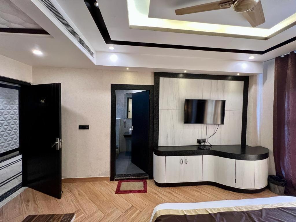 Suite - Photo 1