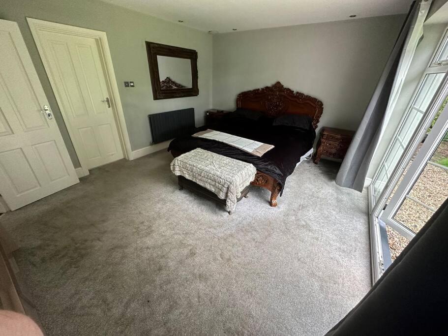 Five-Bedroom House photo 1