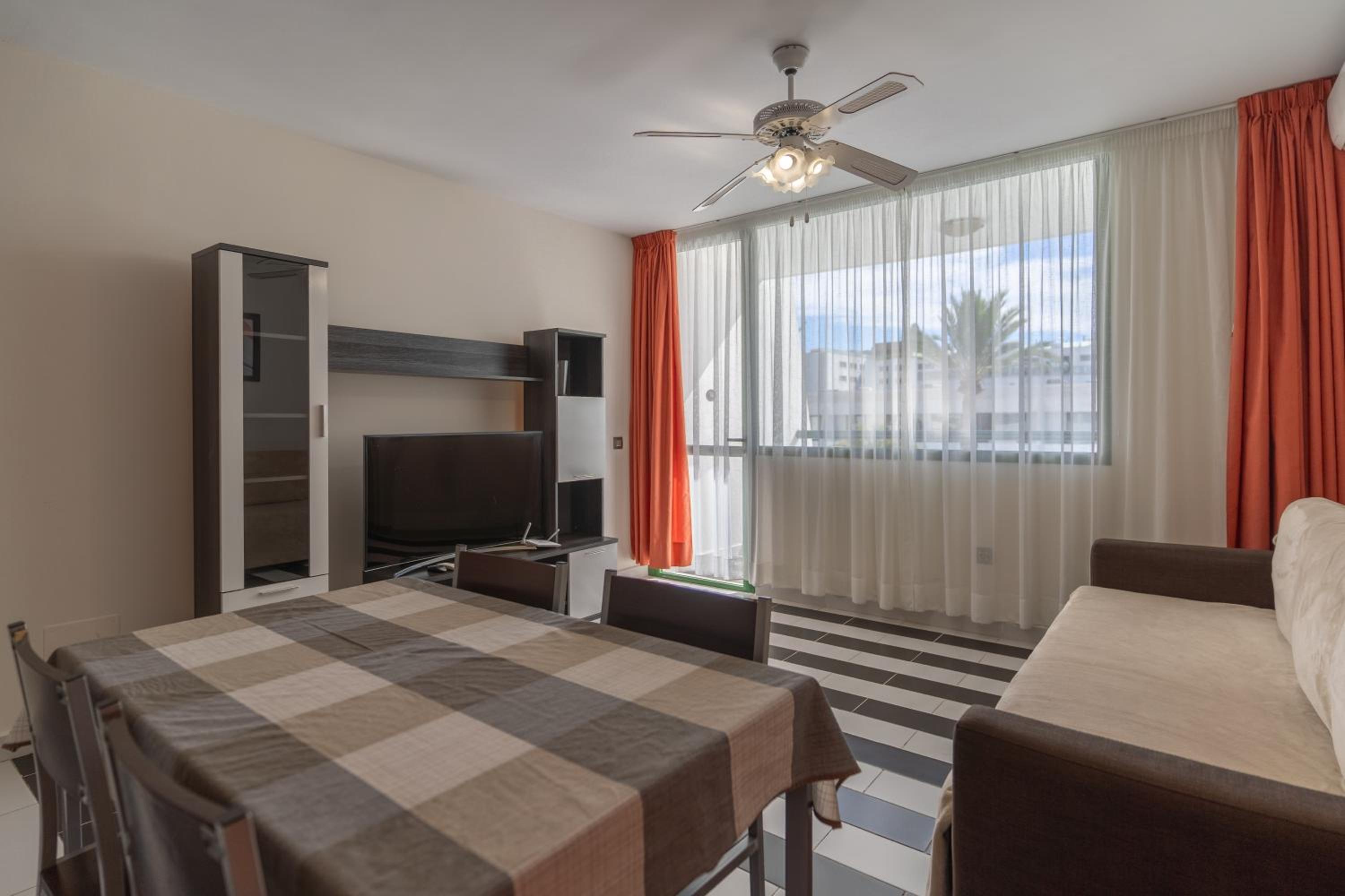 Apartamento de una habitación con comodidades.