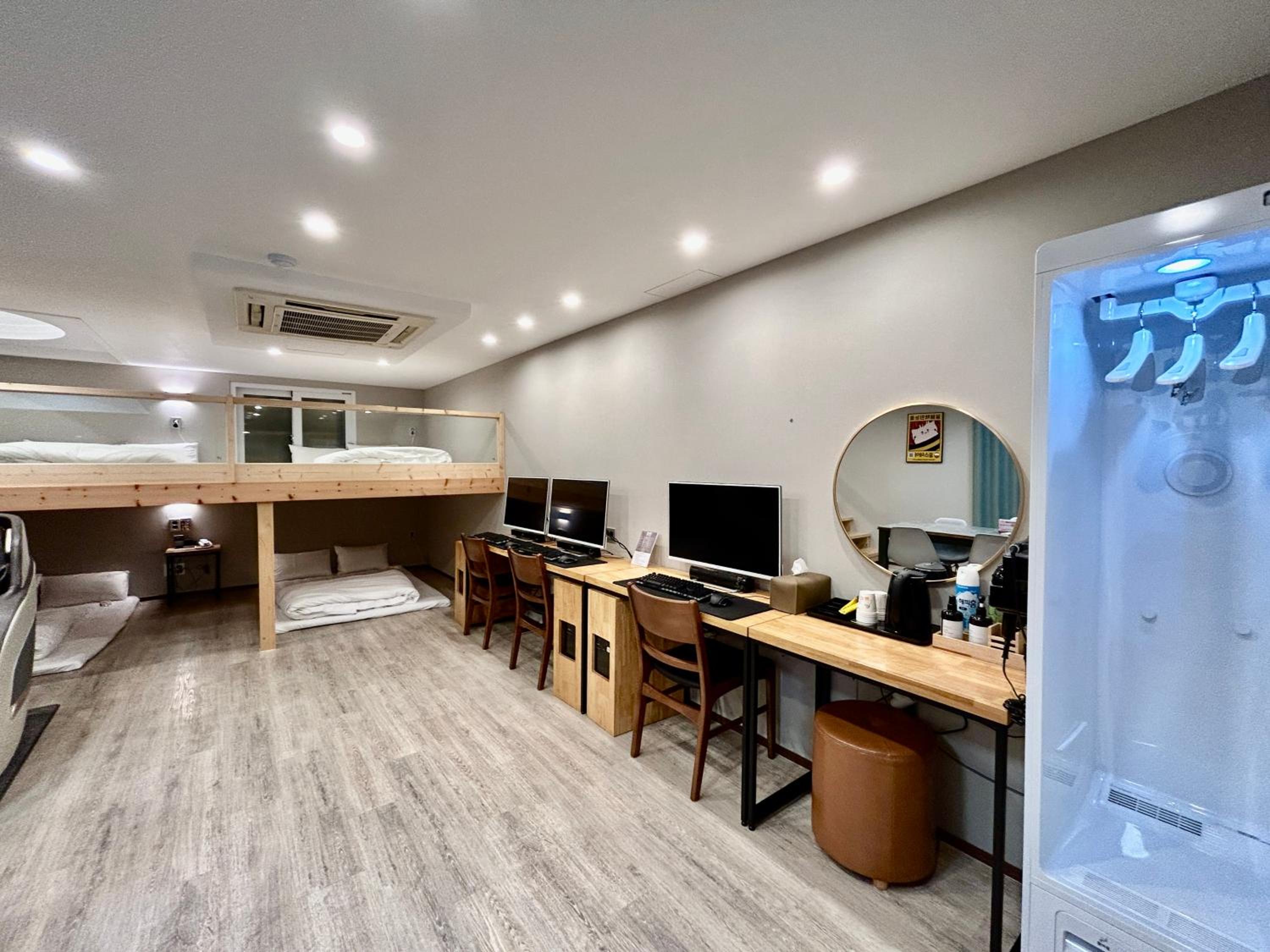 duplex family room (max 8) - Photo 5