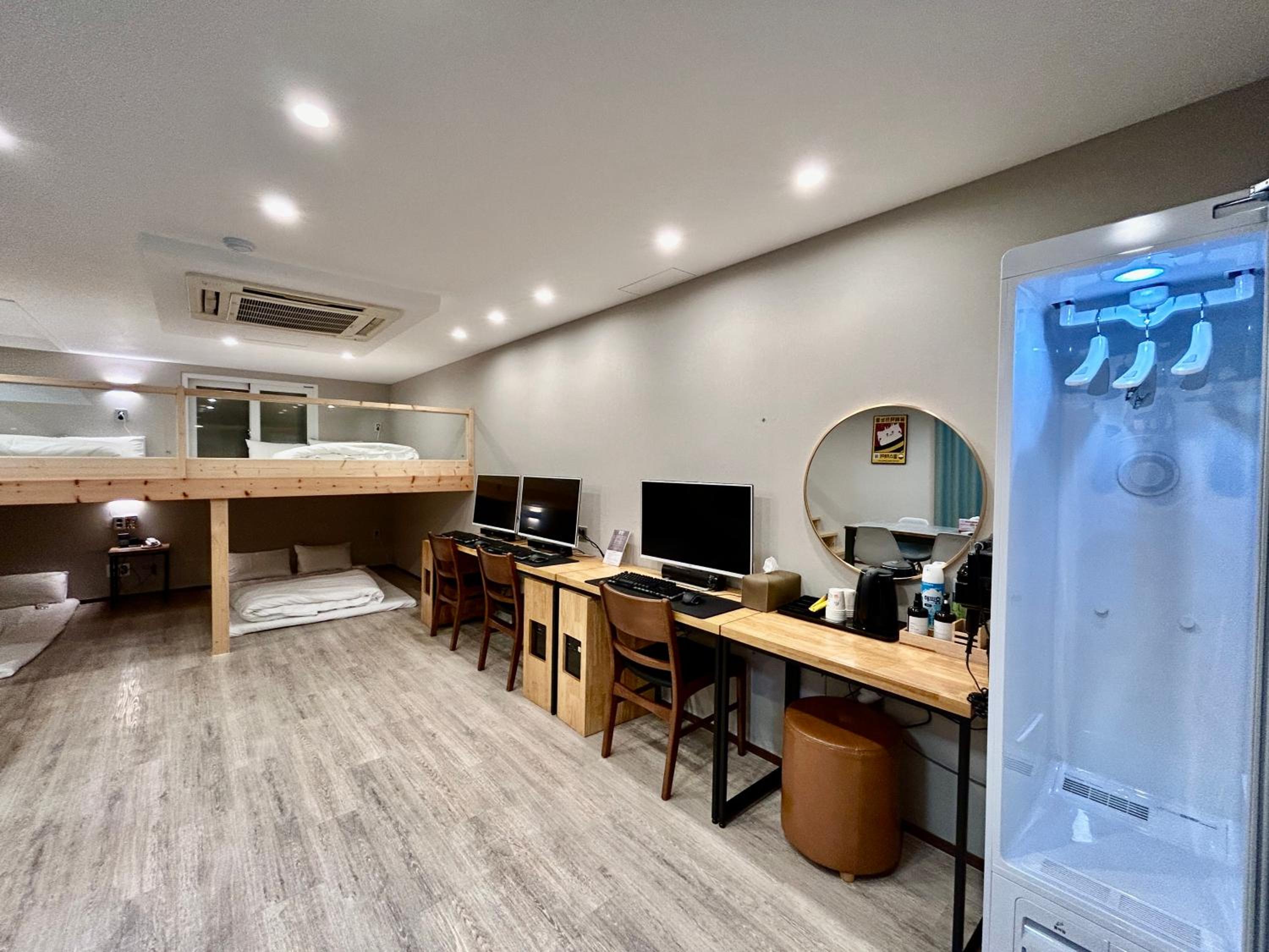 duplex family room (max 8) - Photo 4