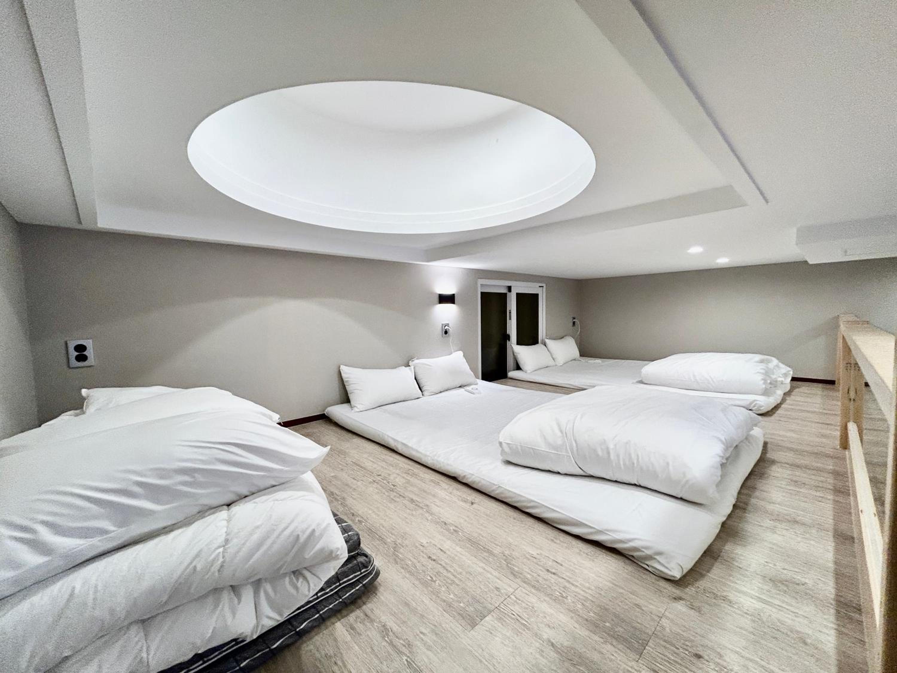 duplex family room (max 8) - Photo 11