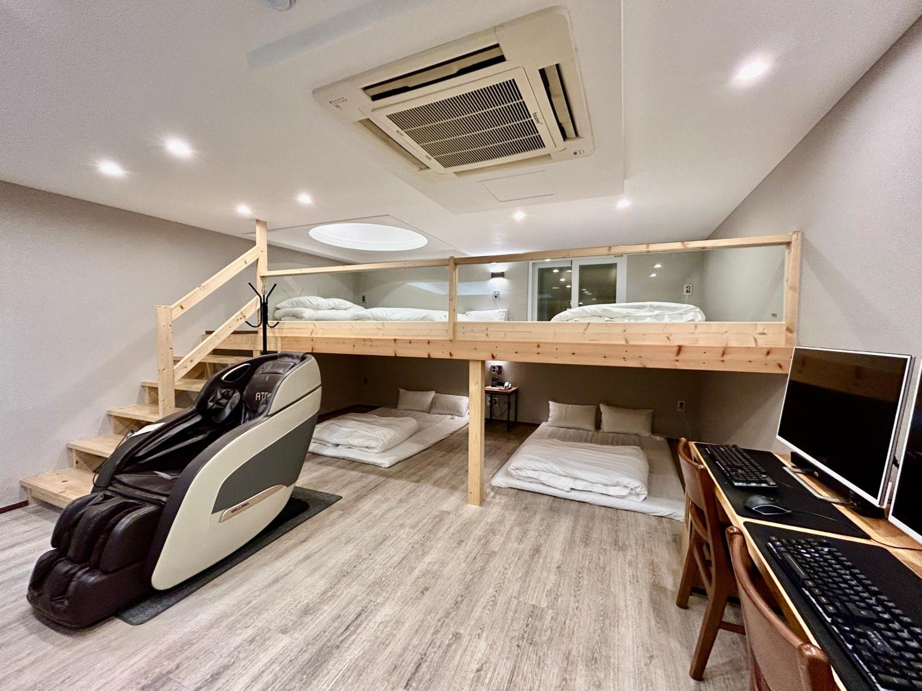 duplex family room (max 8) - Photo 14