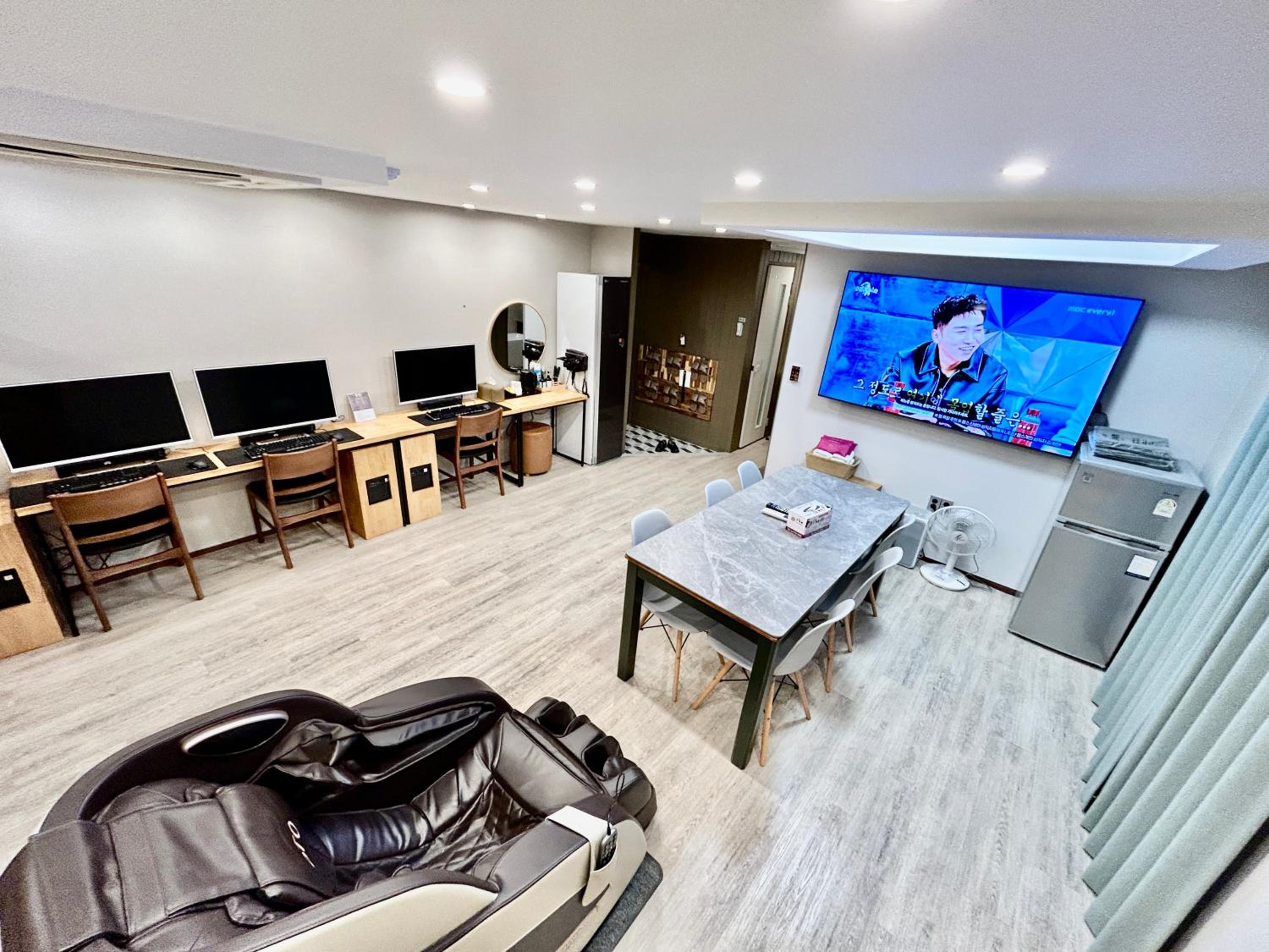 duplex family room (max 8) - Photo 13