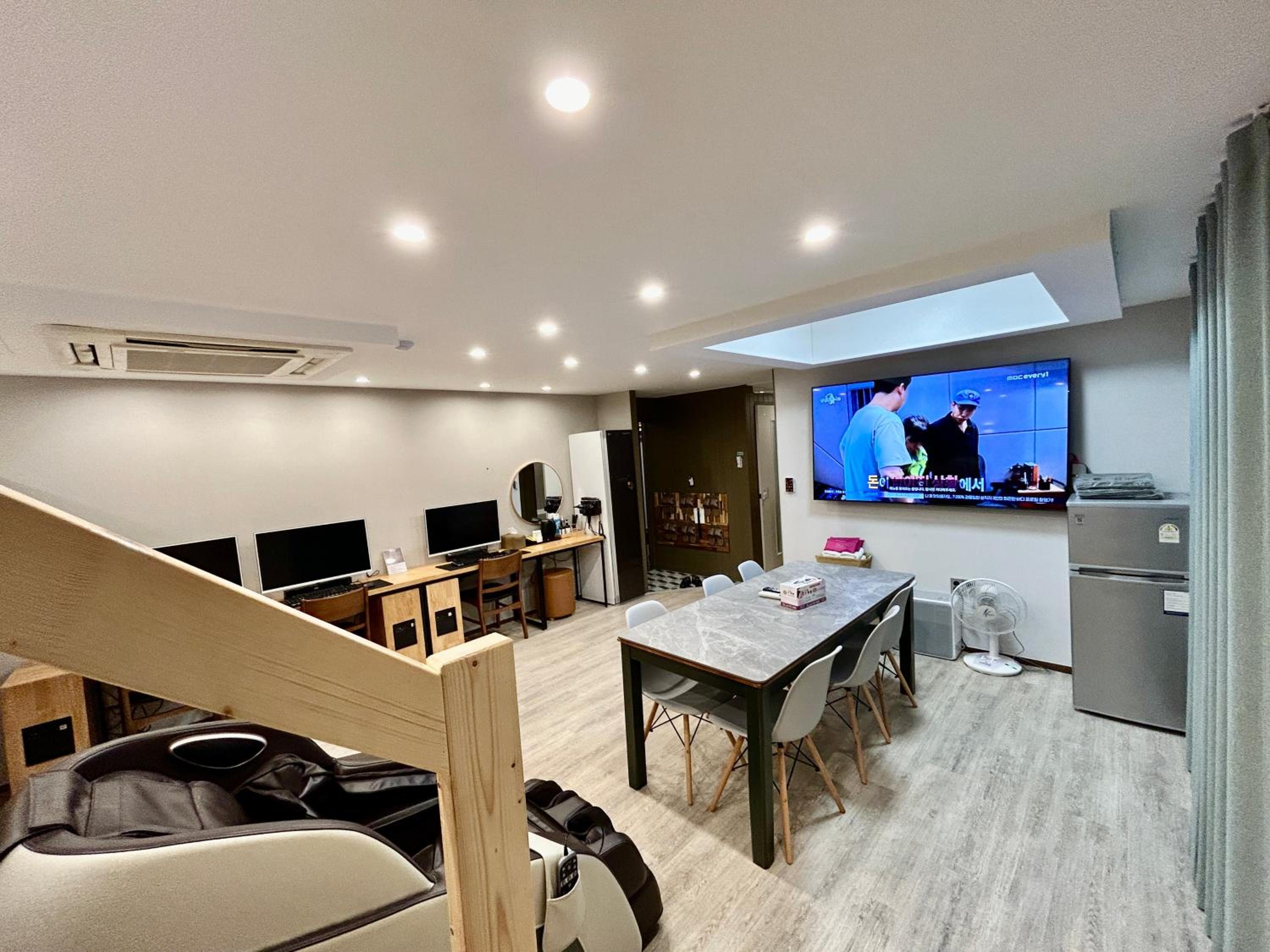 duplex family room (max 8) - Photo 2