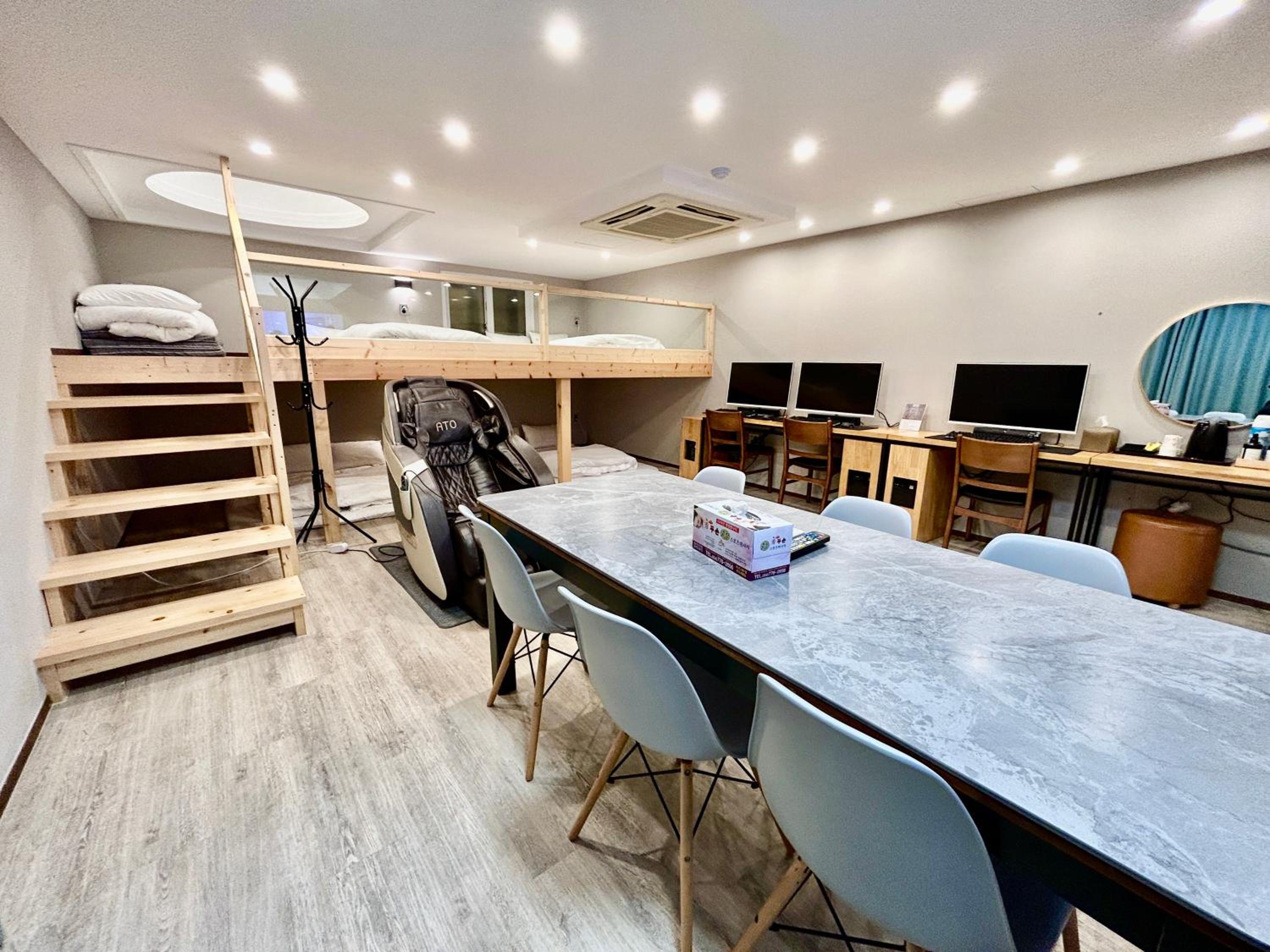 duplex family room (max 8) - Photo 6
