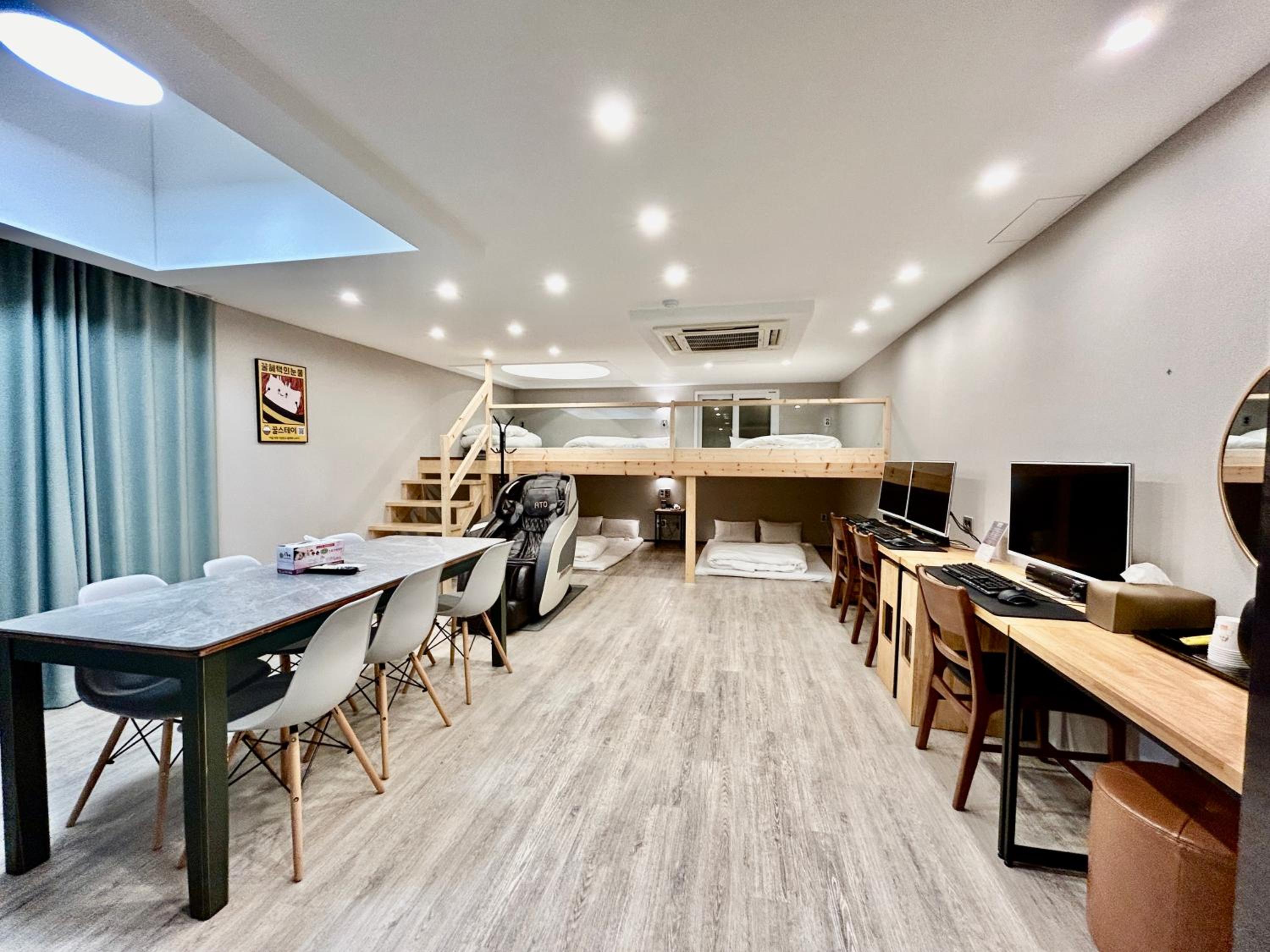 duplex family room (max 8) - Photo 1