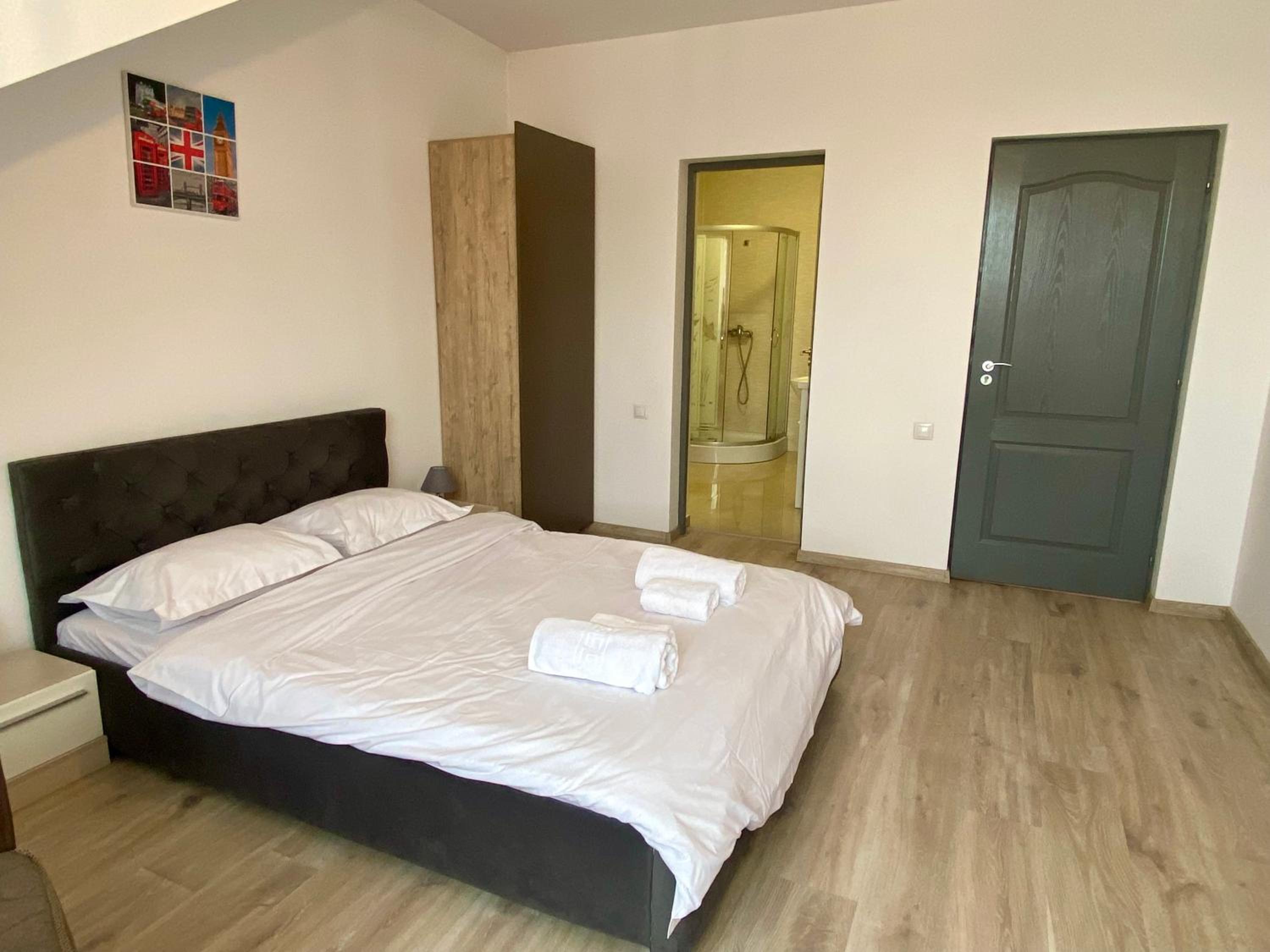 Double Room - Photo 5