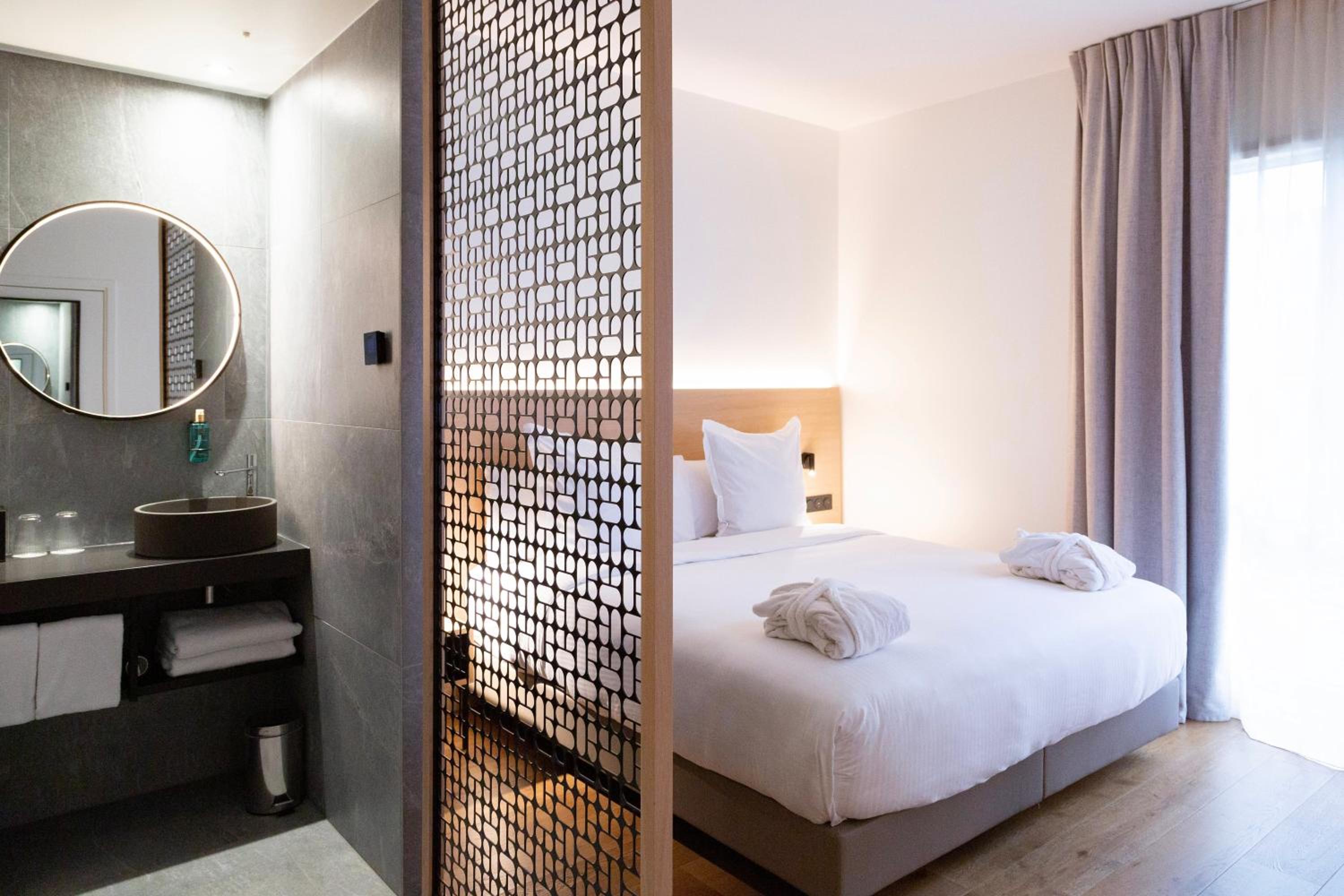 Premium Double Room with Spa Access - Photo 2