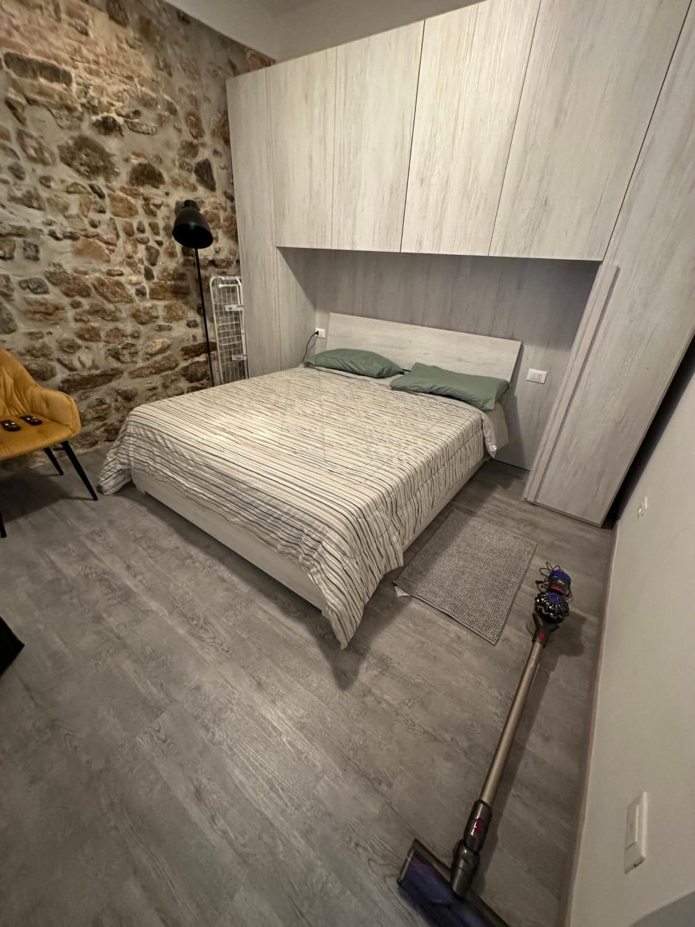 One-Bedroom Apartment photo 1
