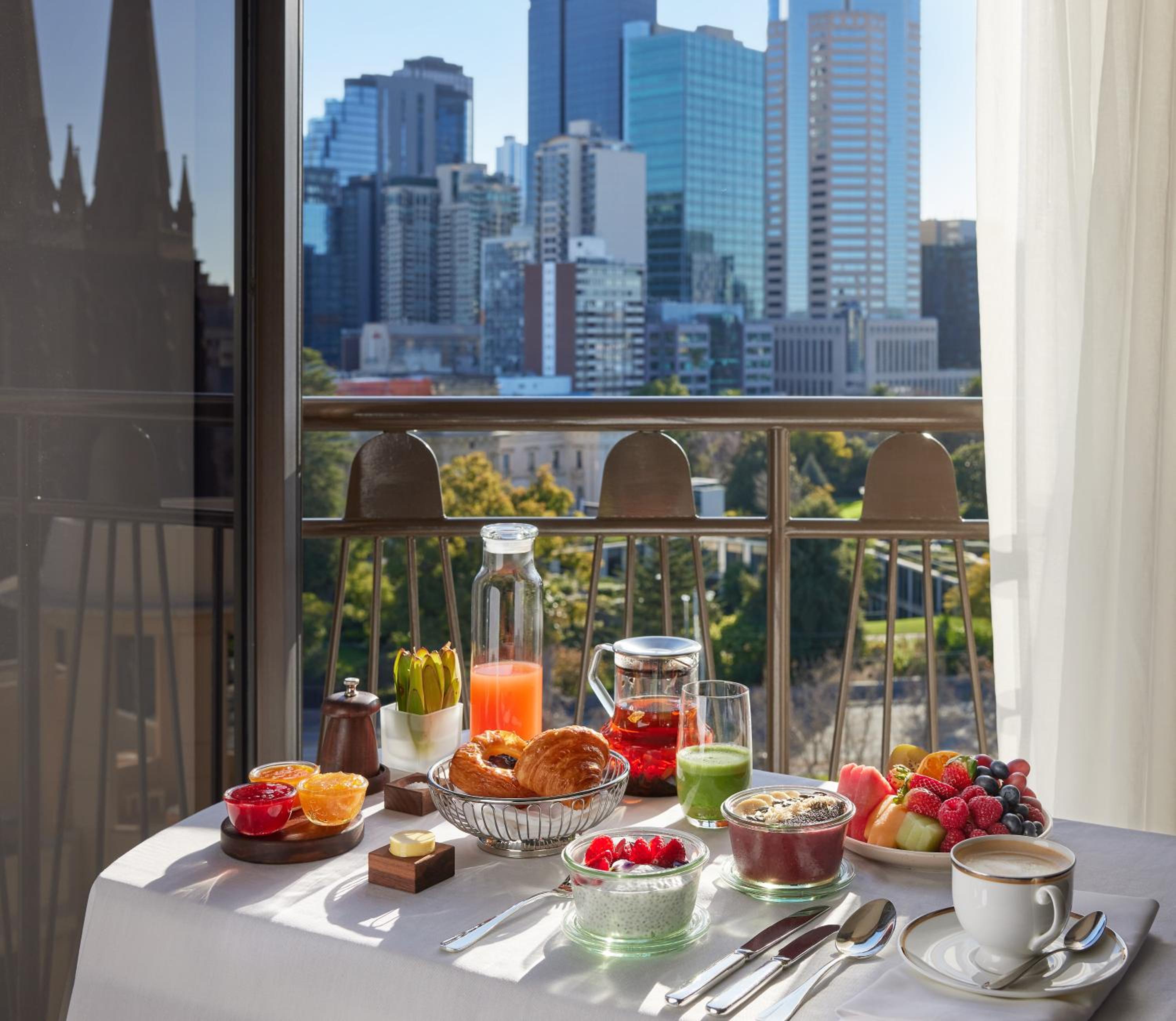 Deluxe King Room with View - Photo 3