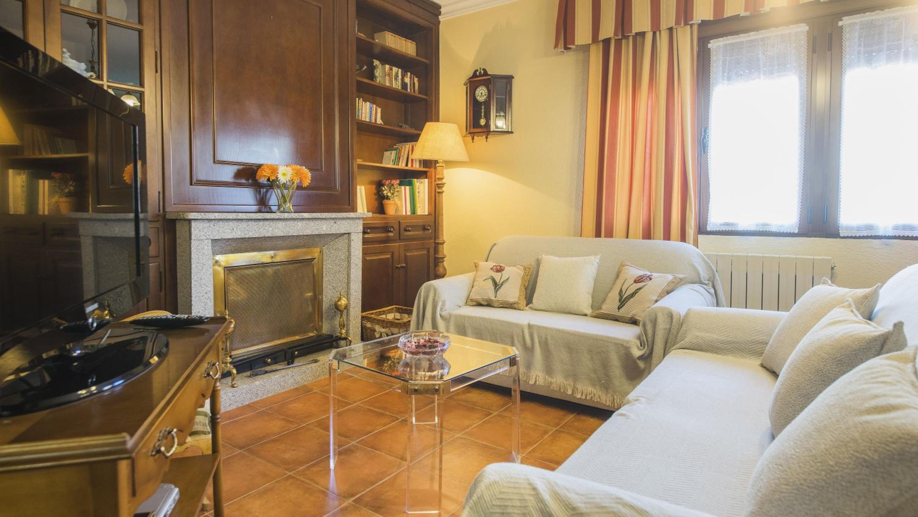 Five-Bedroom House photo 2