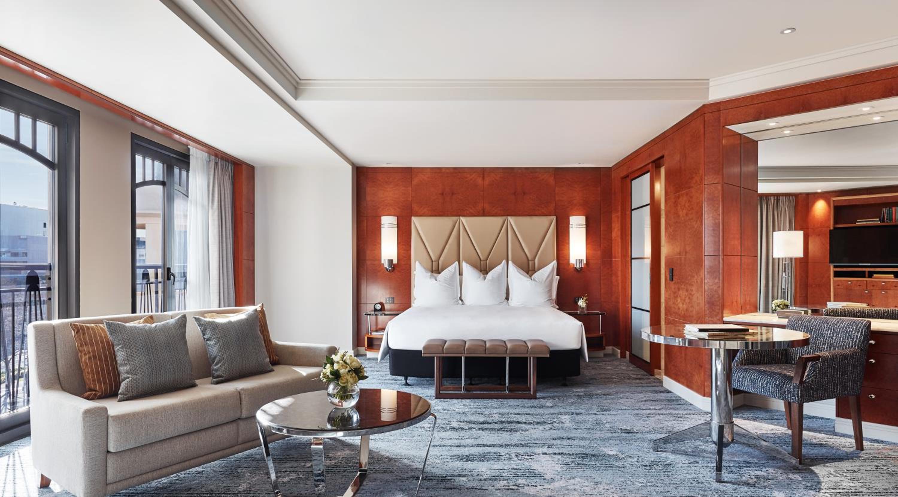 Deluxe King Room with View - Photo 6