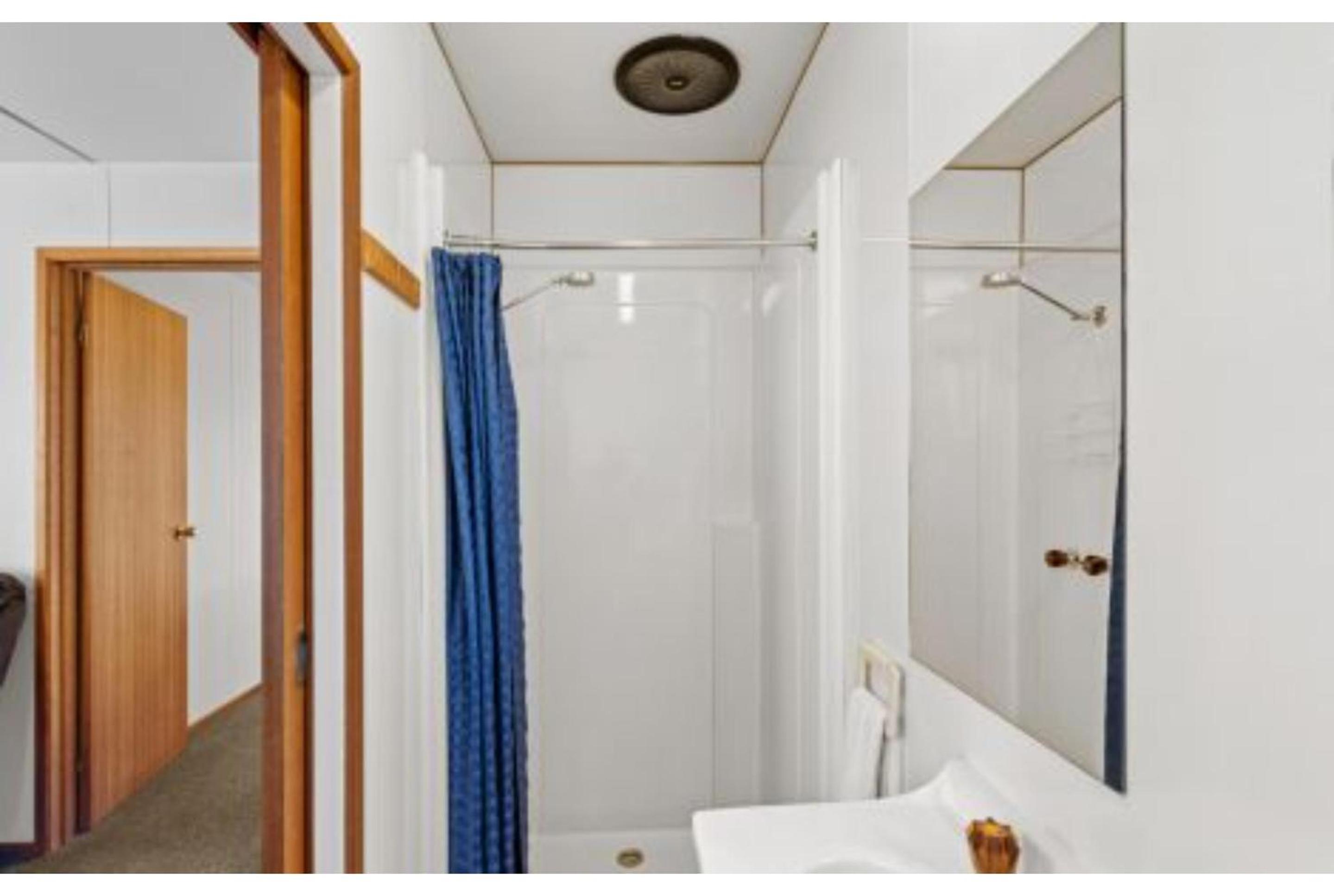 Standard Cabin - Sleeps 4 photo 3