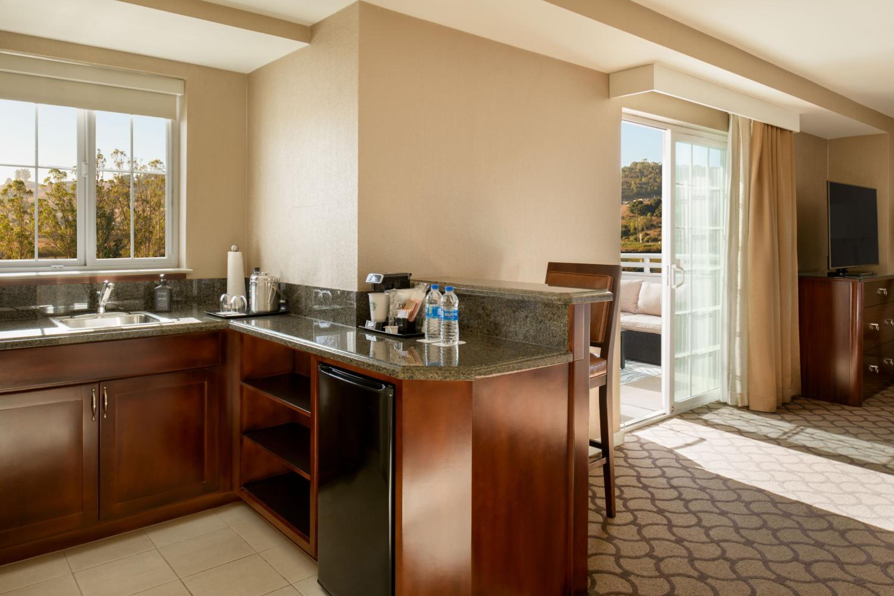 Junior King Suite with Marina View - Photo 2