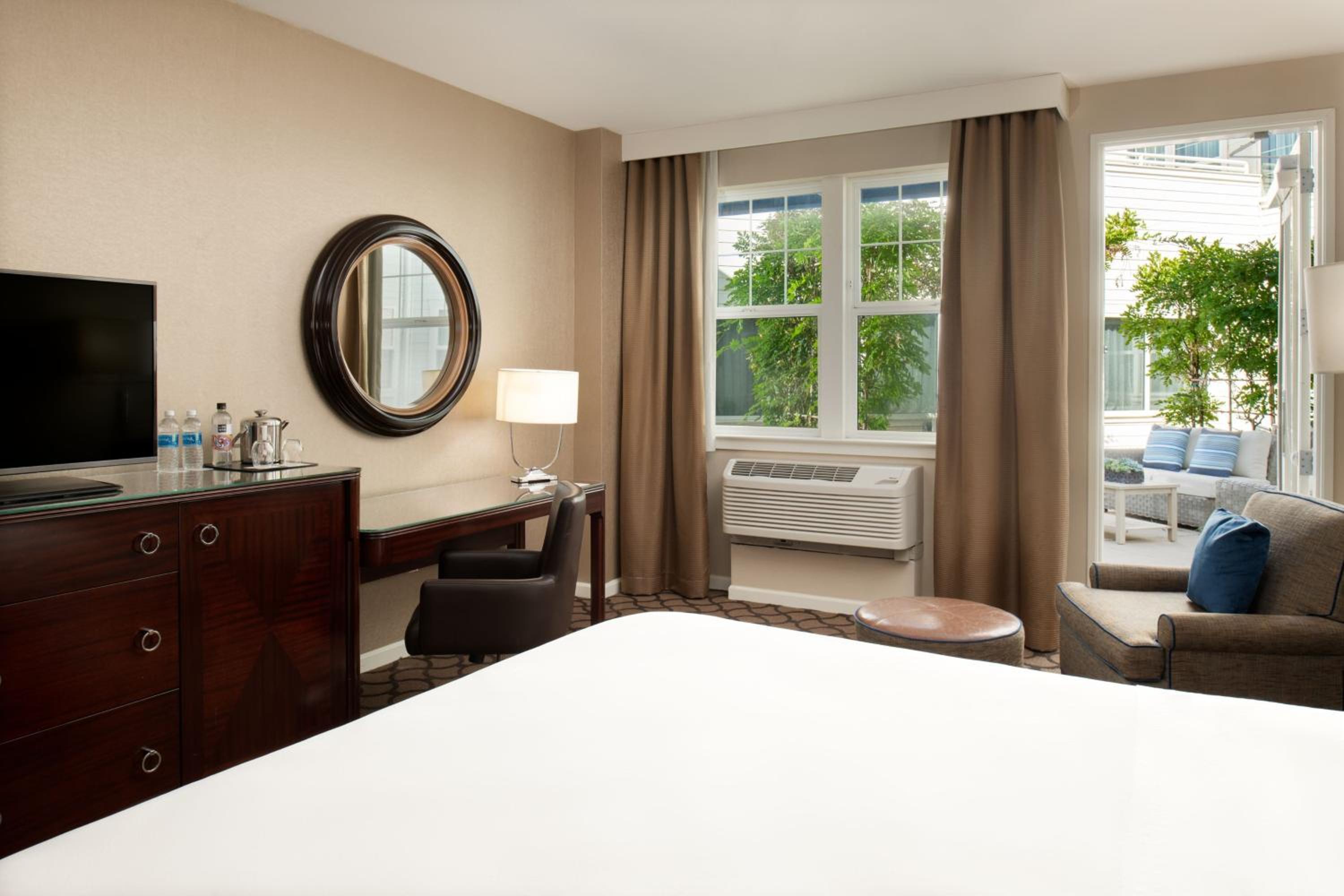 King Room with Garden View - Photo 6