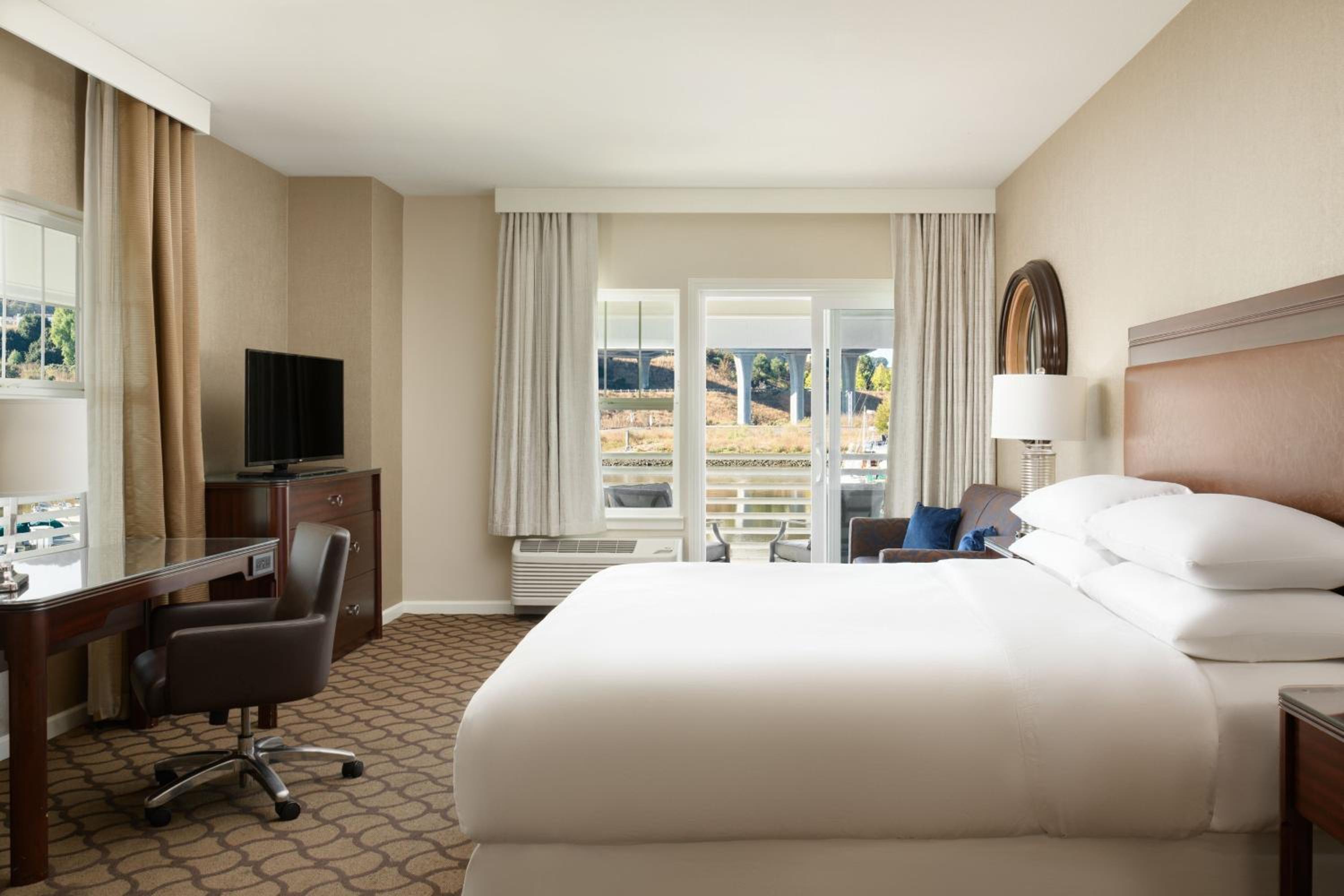 Superior Corner King Room with Sofa Bed and Patio - Photo 11