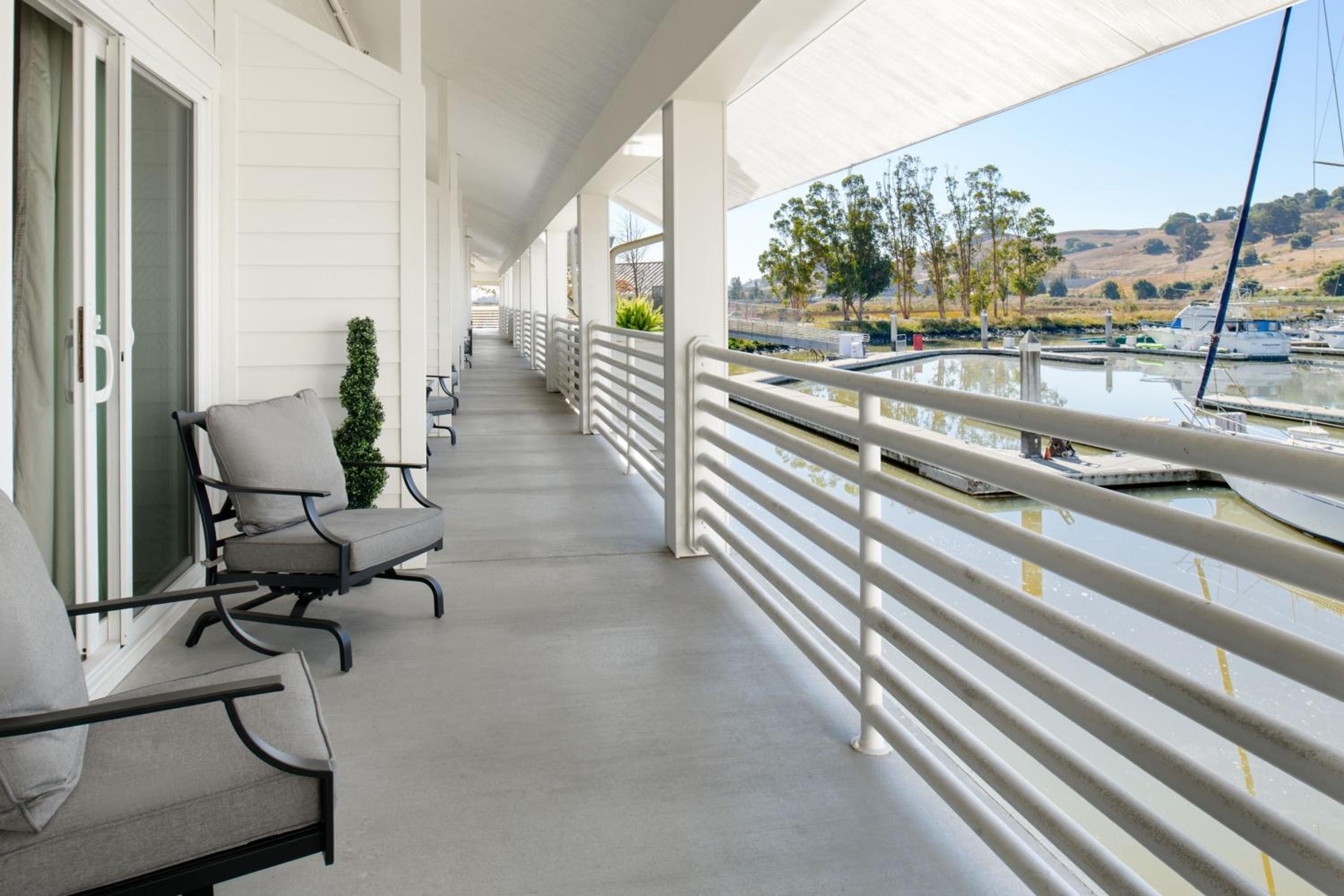 Deluxe King Room with Patio and Marina View - Photo 5