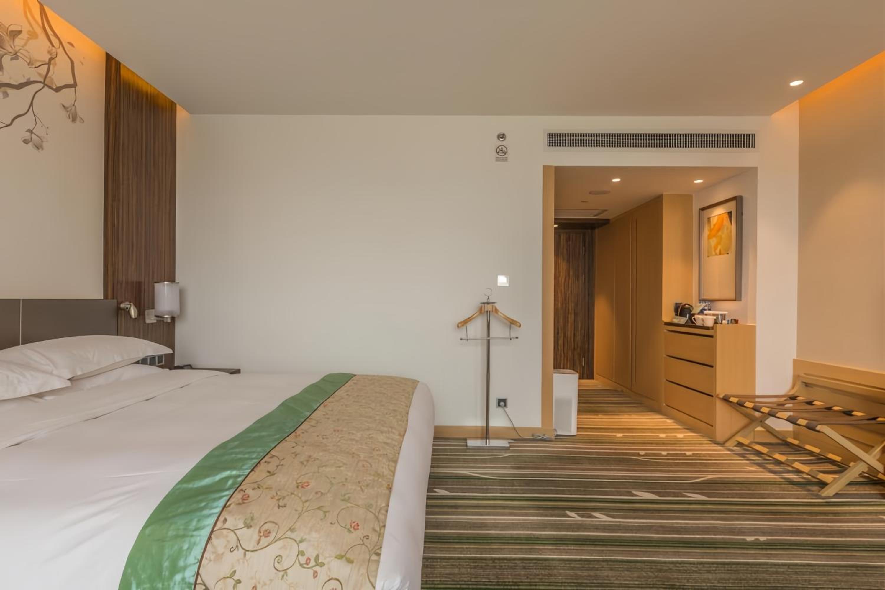 King Room - Mobility Accessible