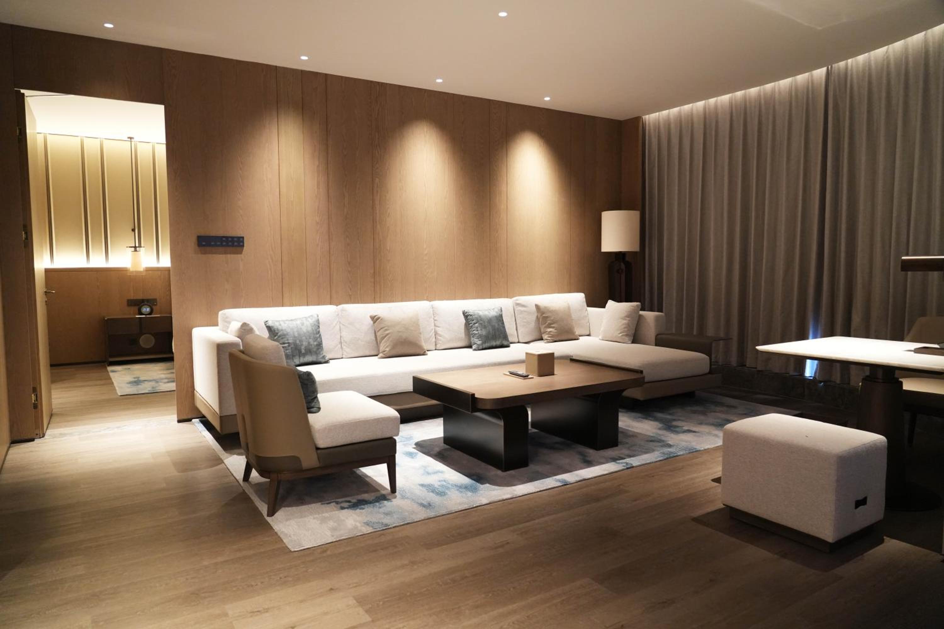 Deluxe King Suite with City View - M Club Level photo 2