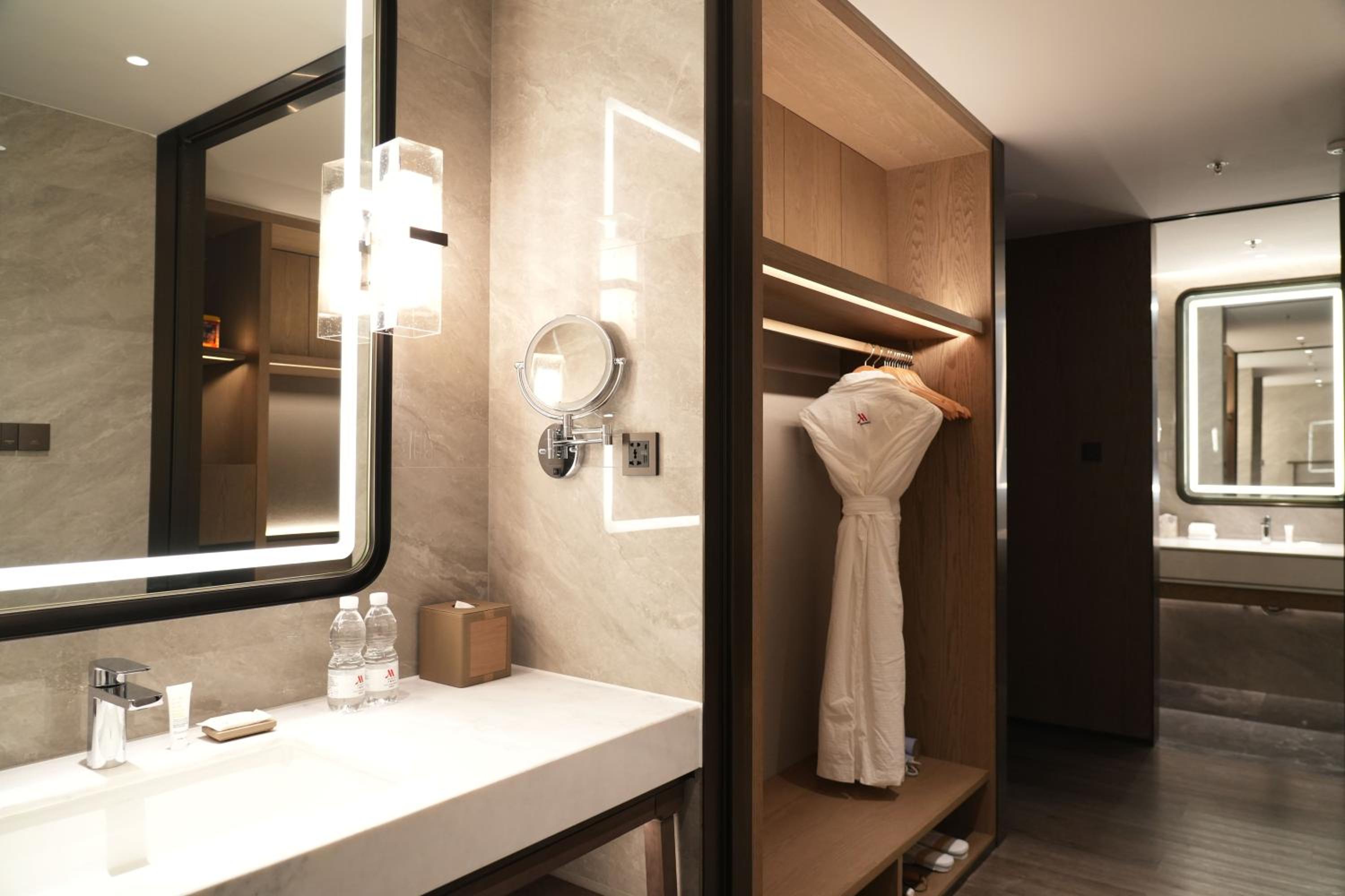 Deluxe King Suite with City View - M Club Level photo 3