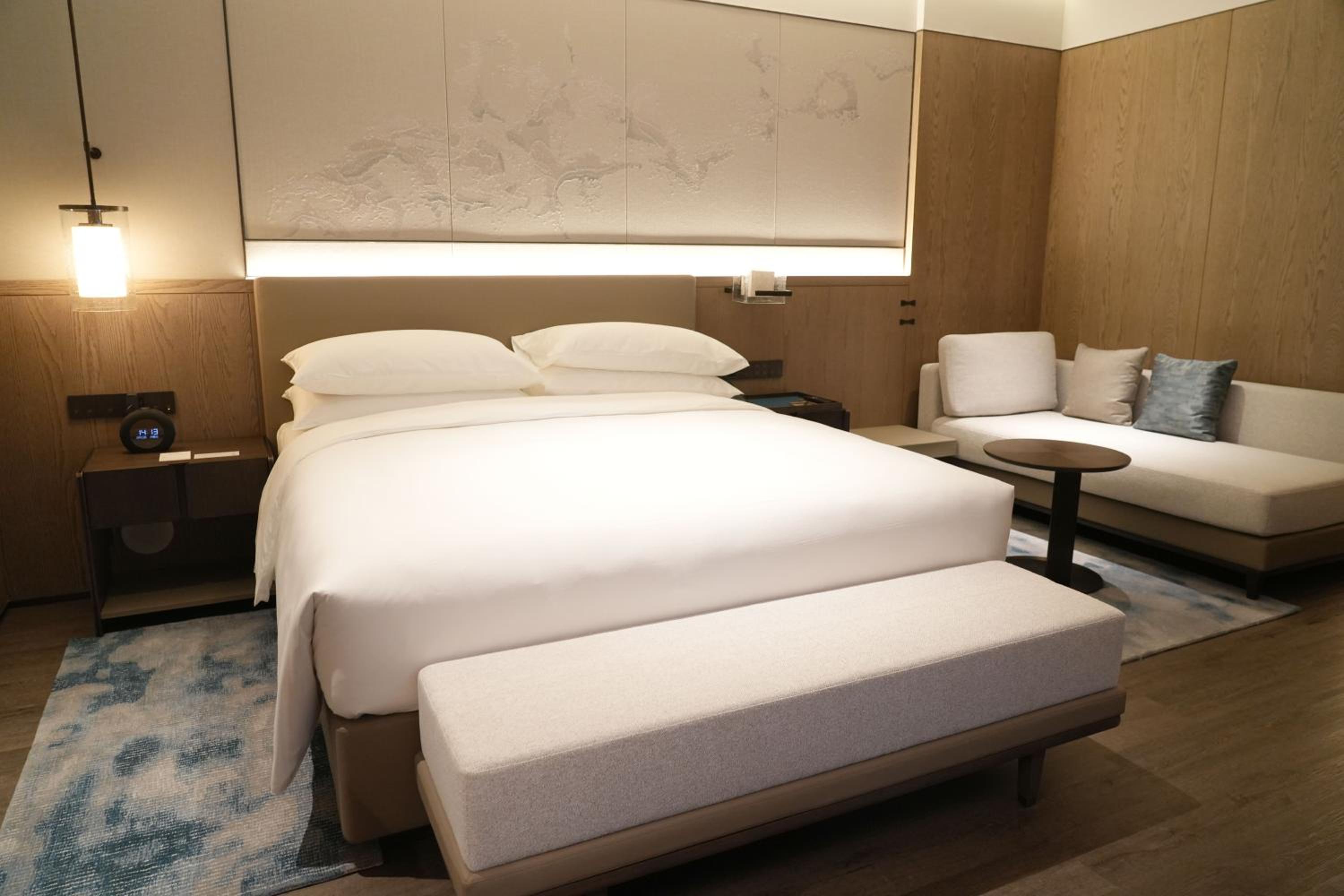 Deluxe King Suite with City View - M Club Level