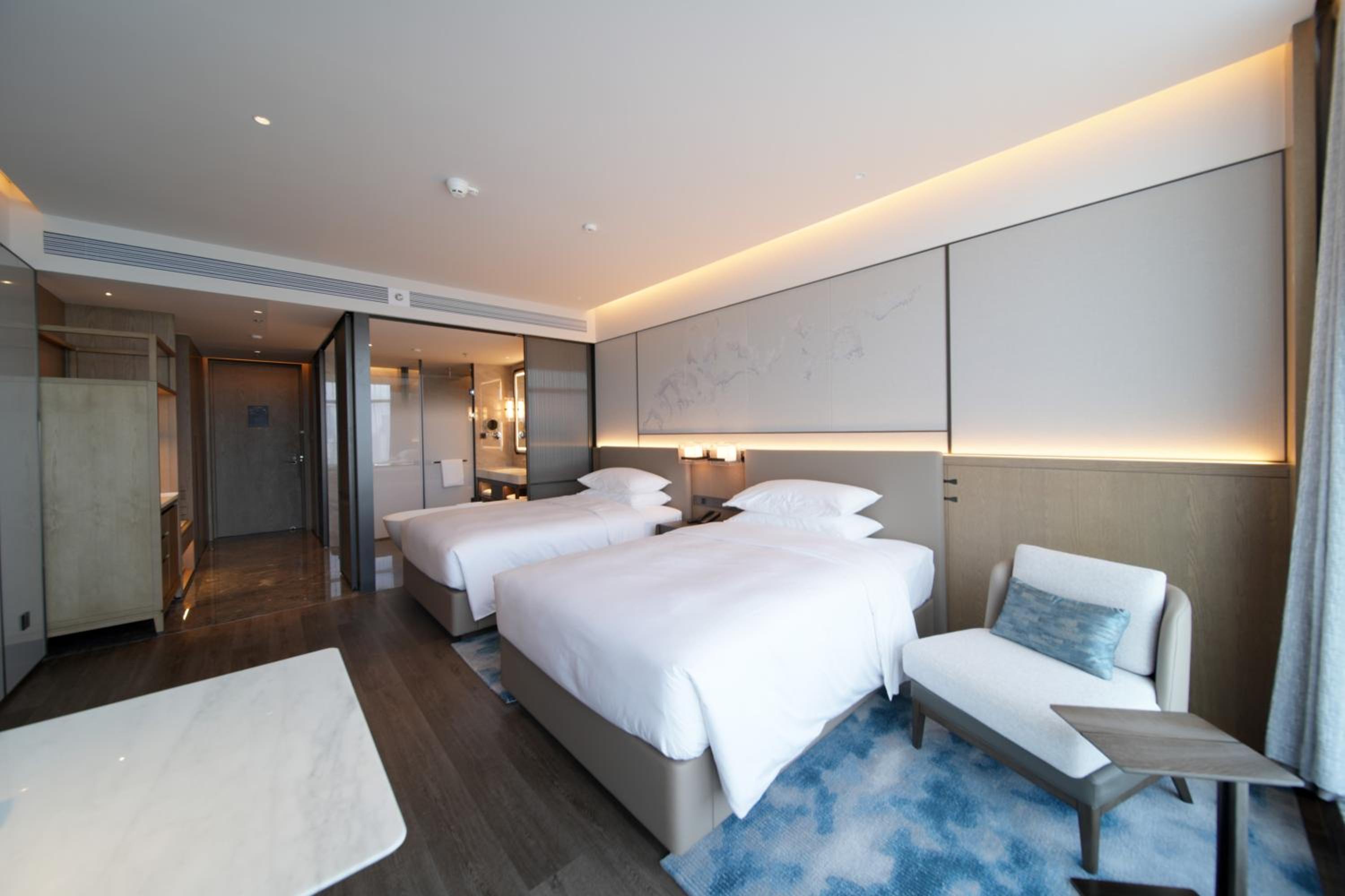 Deluxe Double Room with Two Double beds and City View photo 3
