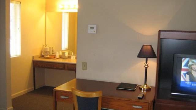 Queen Room with Two Queen Beds photo 1