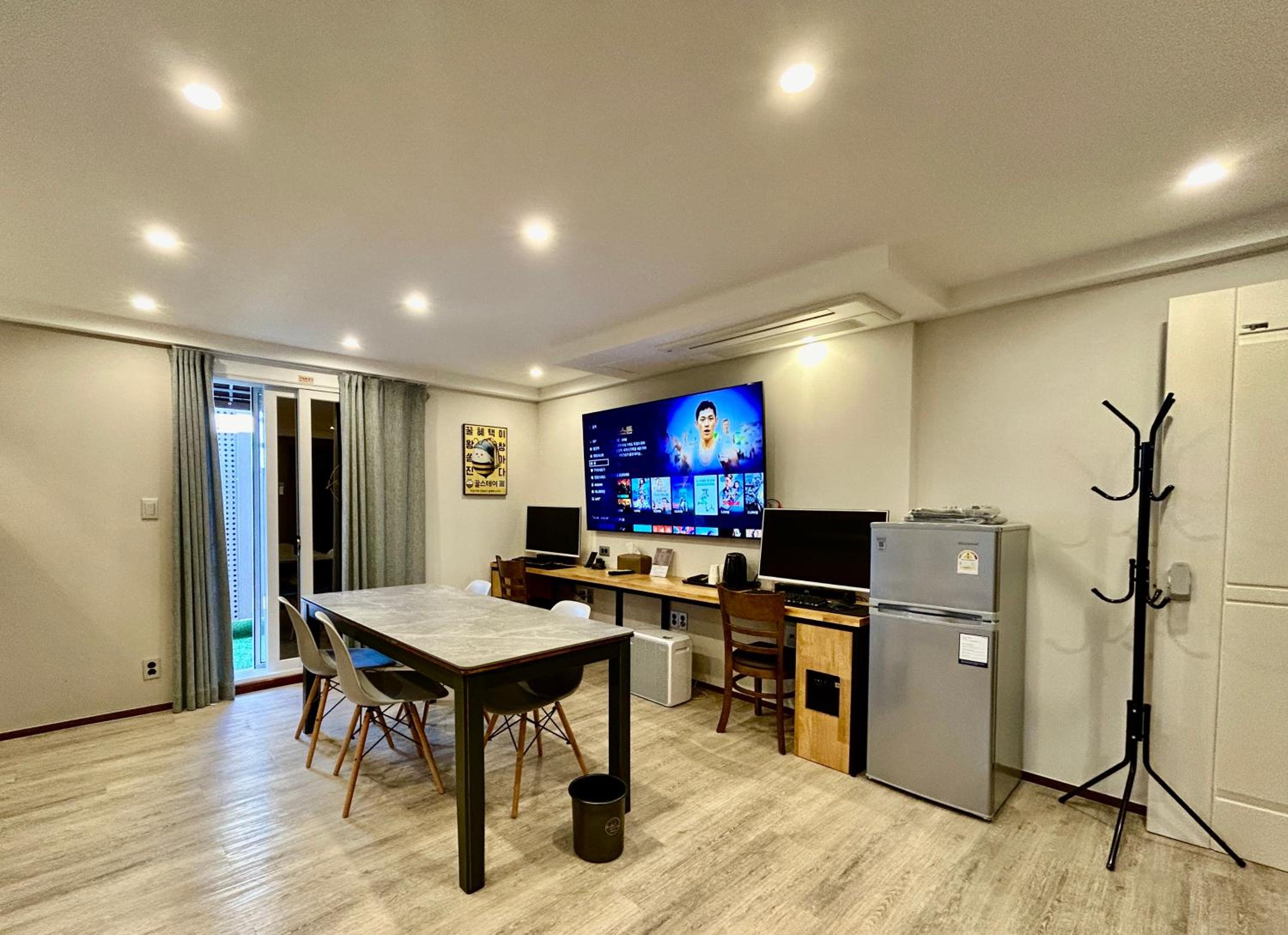 duplex family room (max 6) - Photo 4