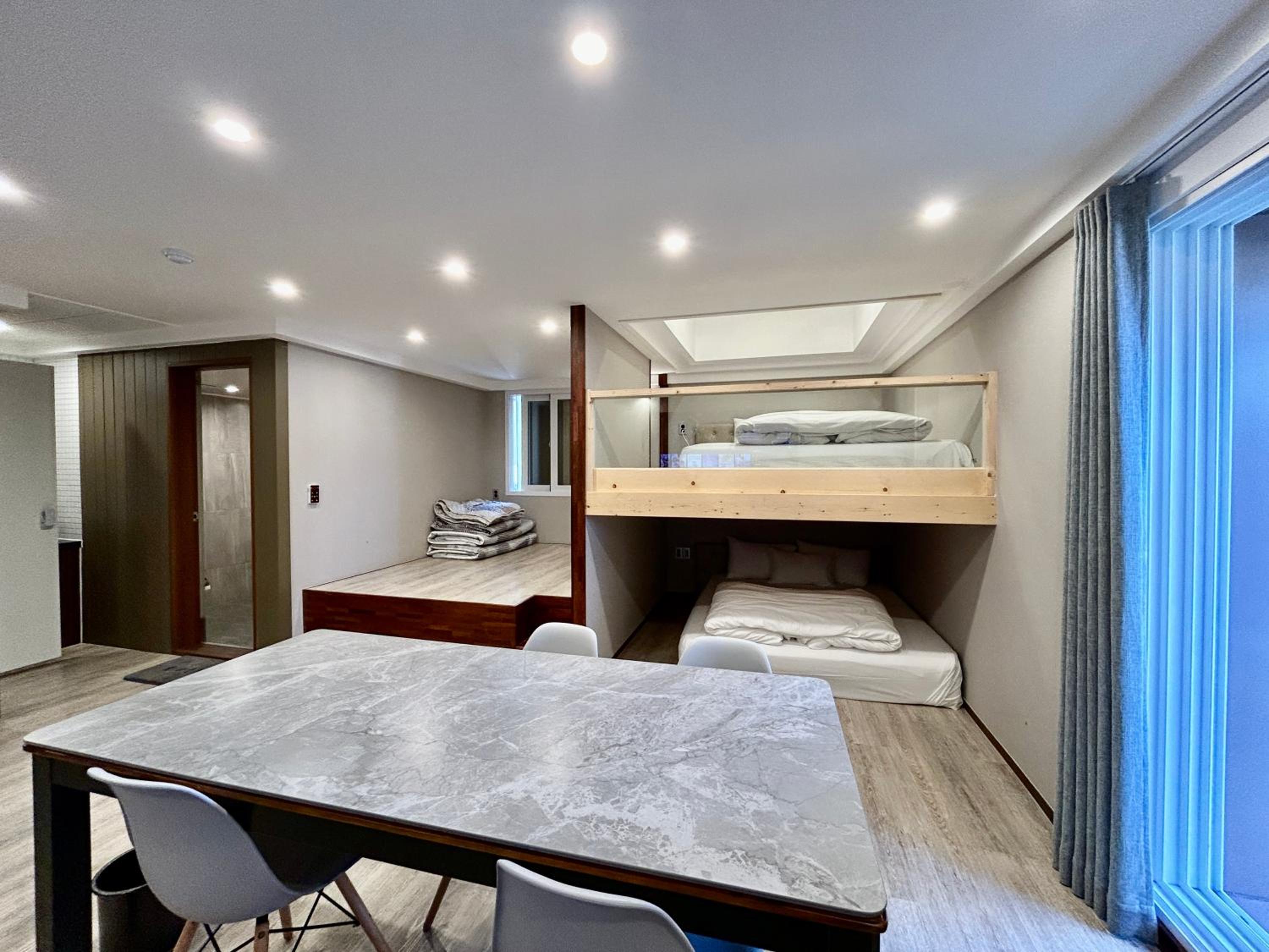 duplex family room (max 6) - Photo 2