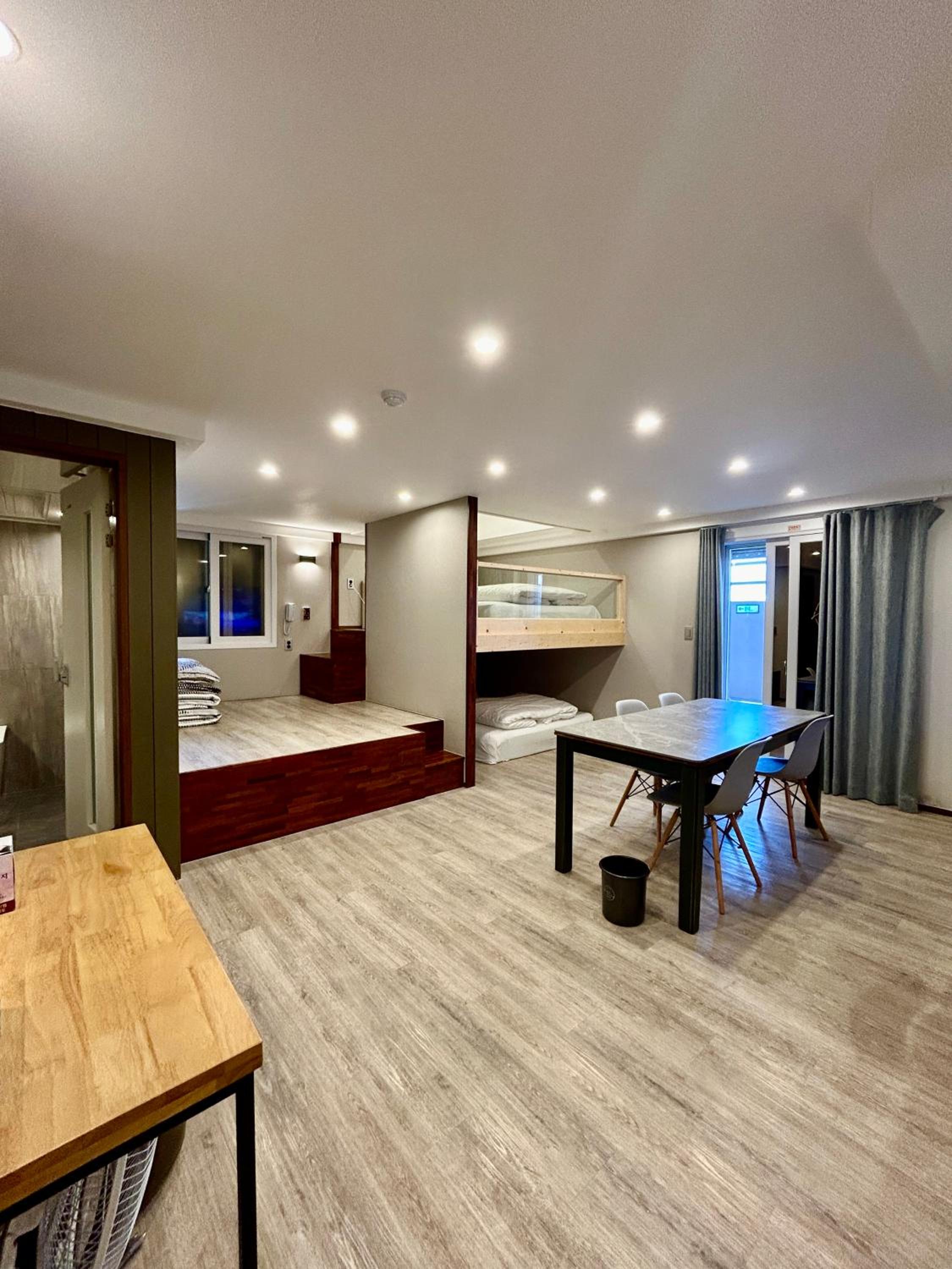 duplex family room (max 6) - Photo 1