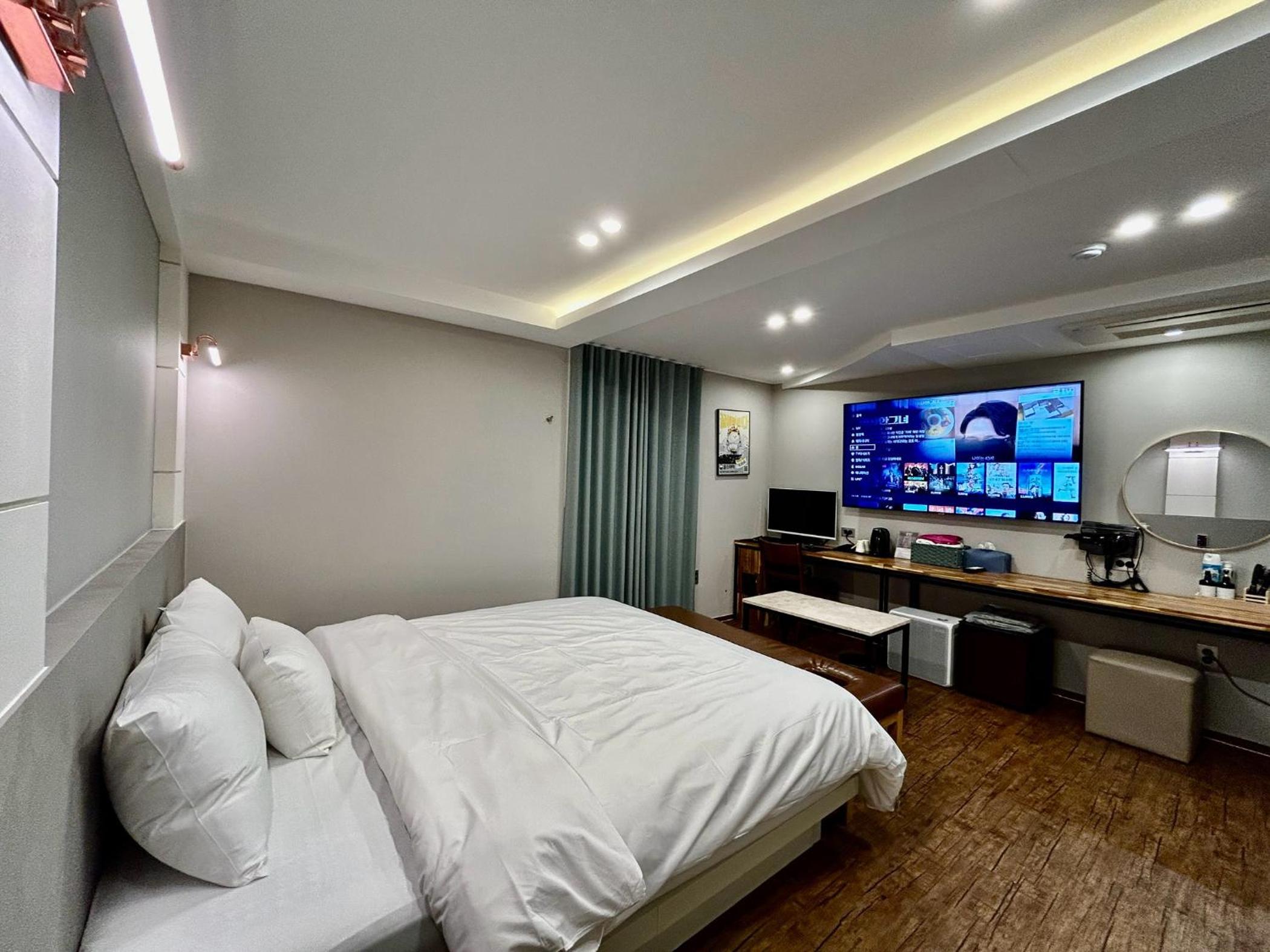 Suite B - Photo 1