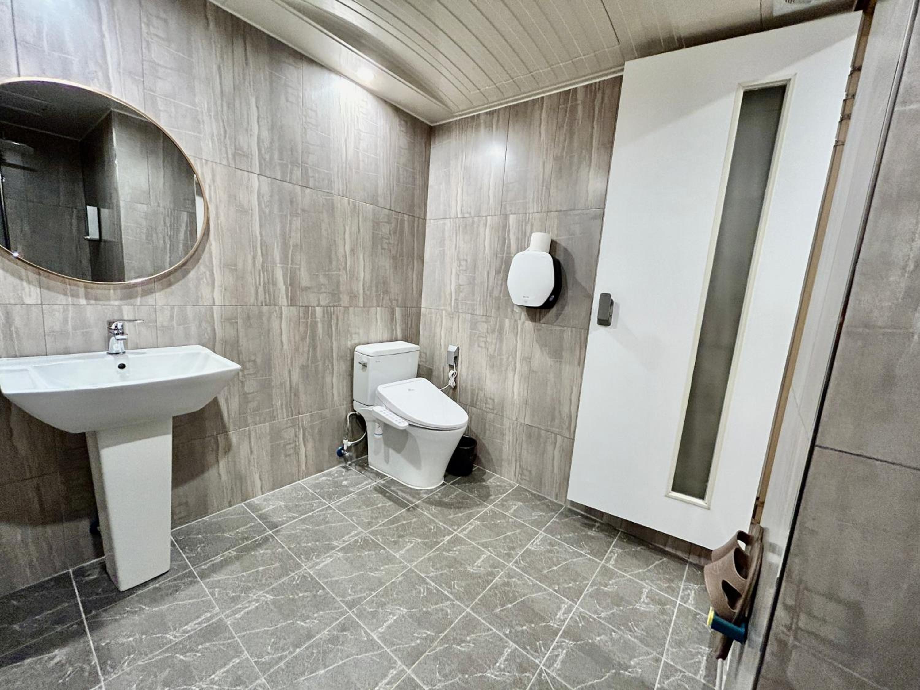 Suite B - Photo 4