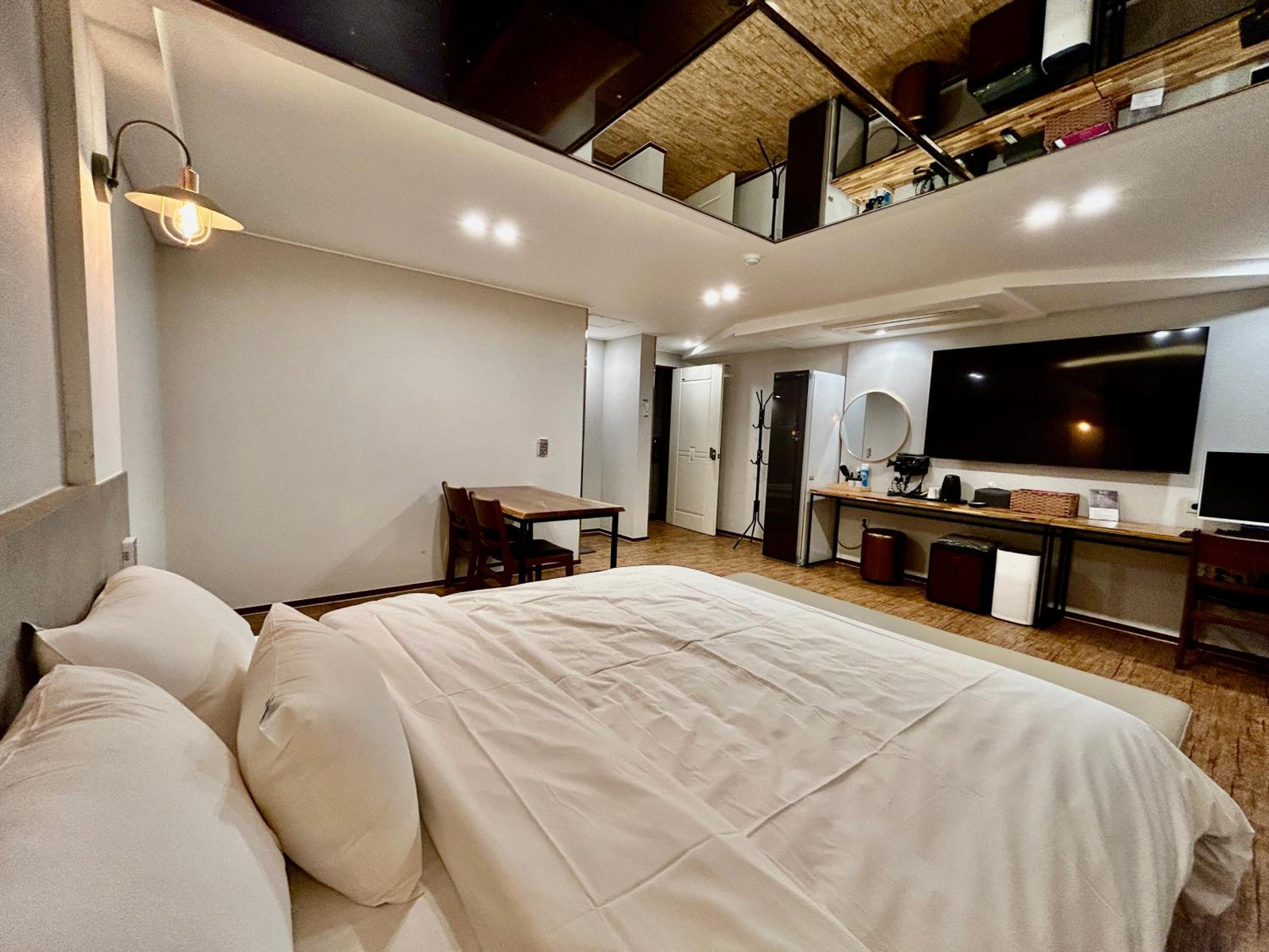 Deluxe Room - Photo 9