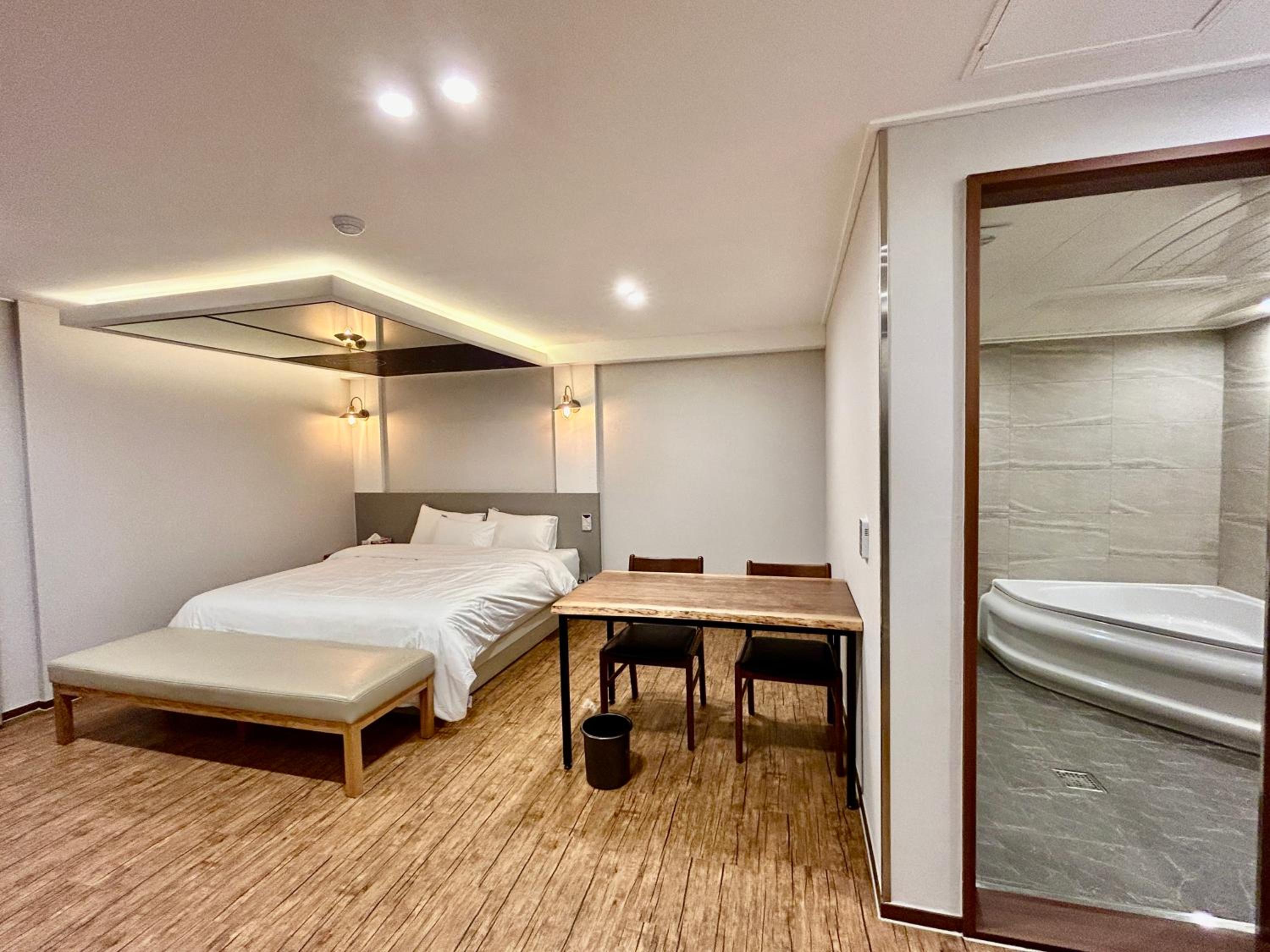 Deluxe Room - Photo 10