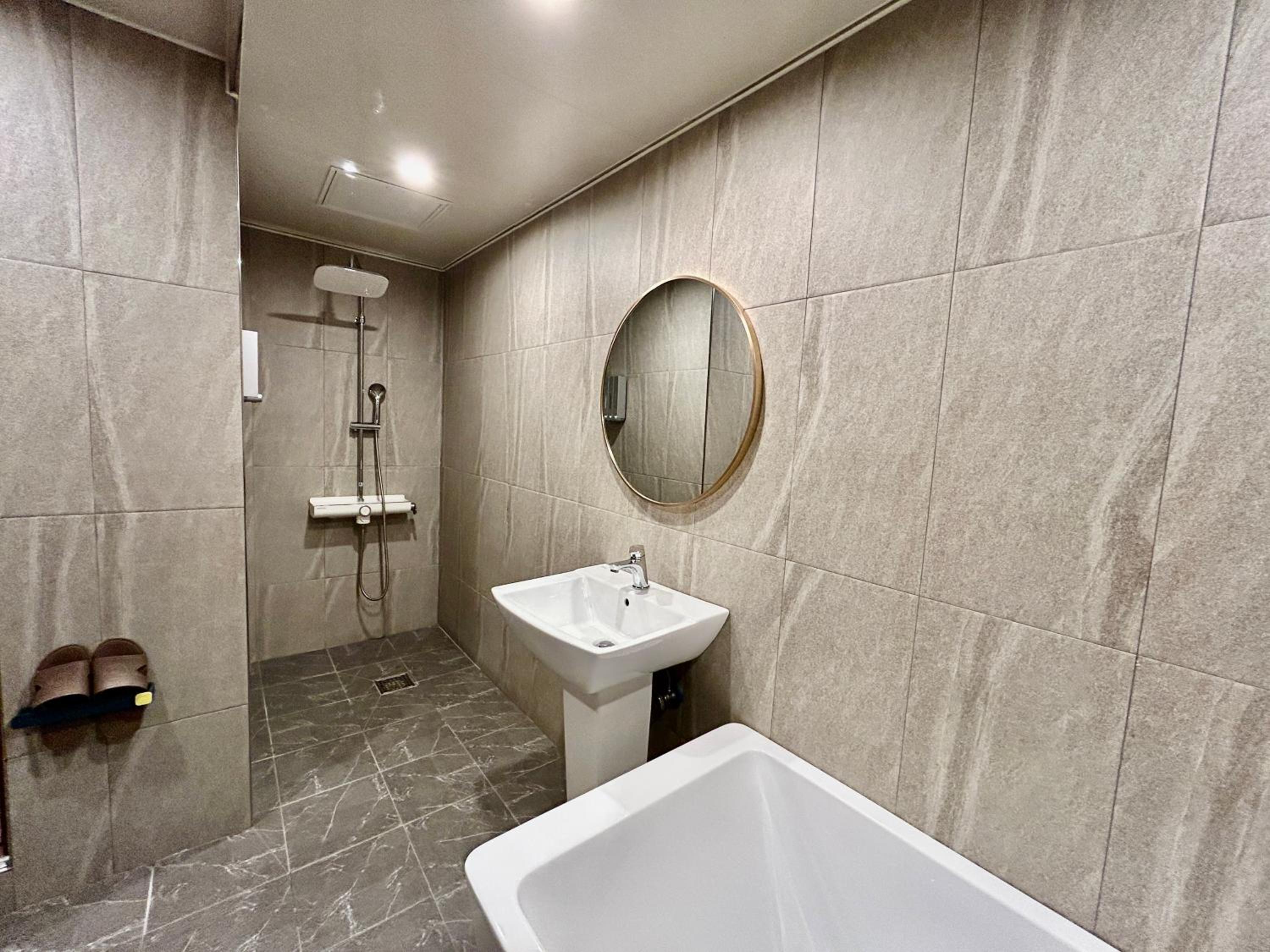 Suite A - Photo 5