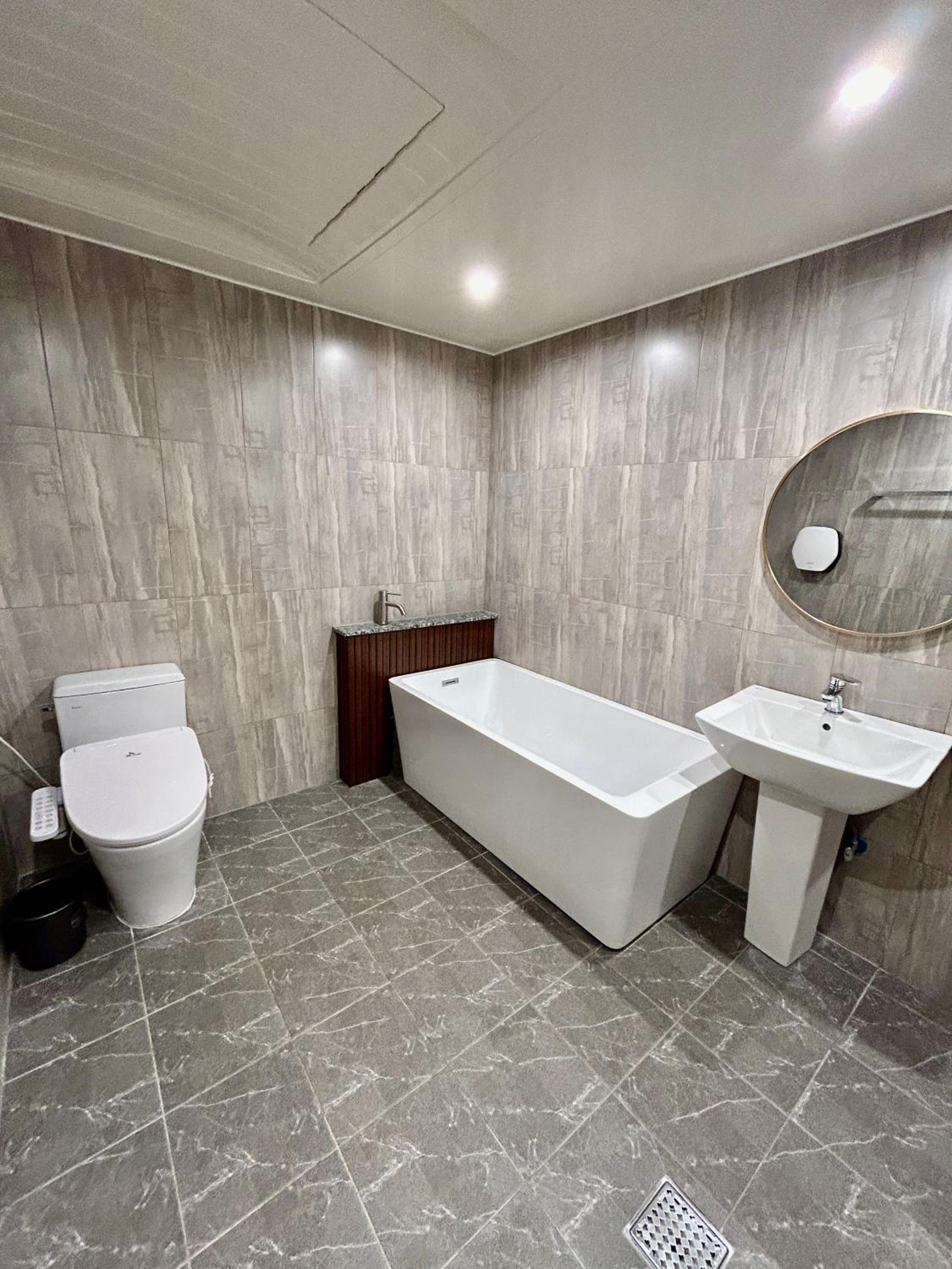 Suite A - Photo 2