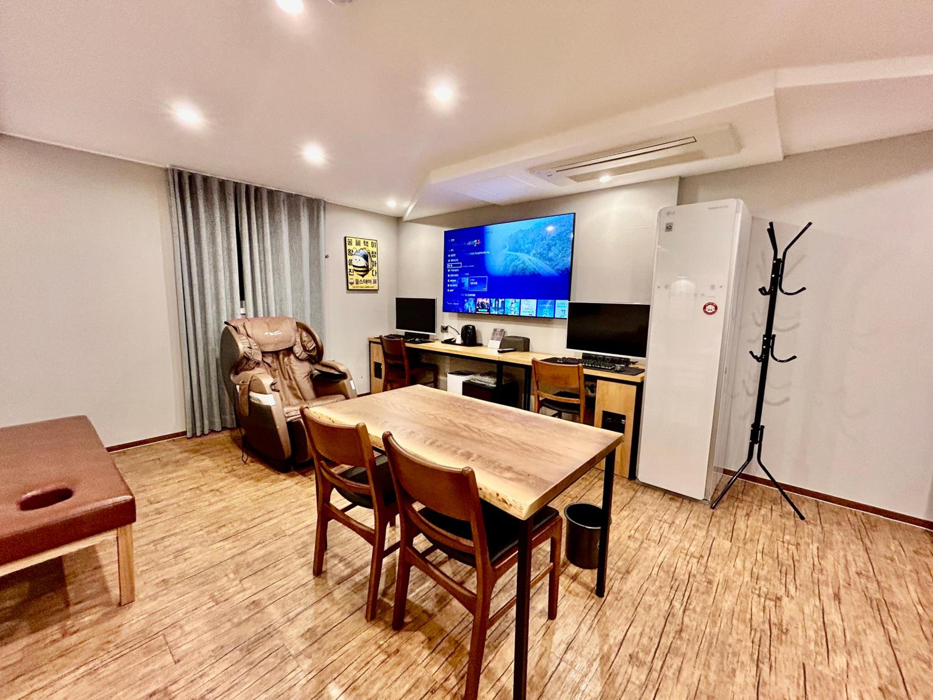 Suite C - Photo 12