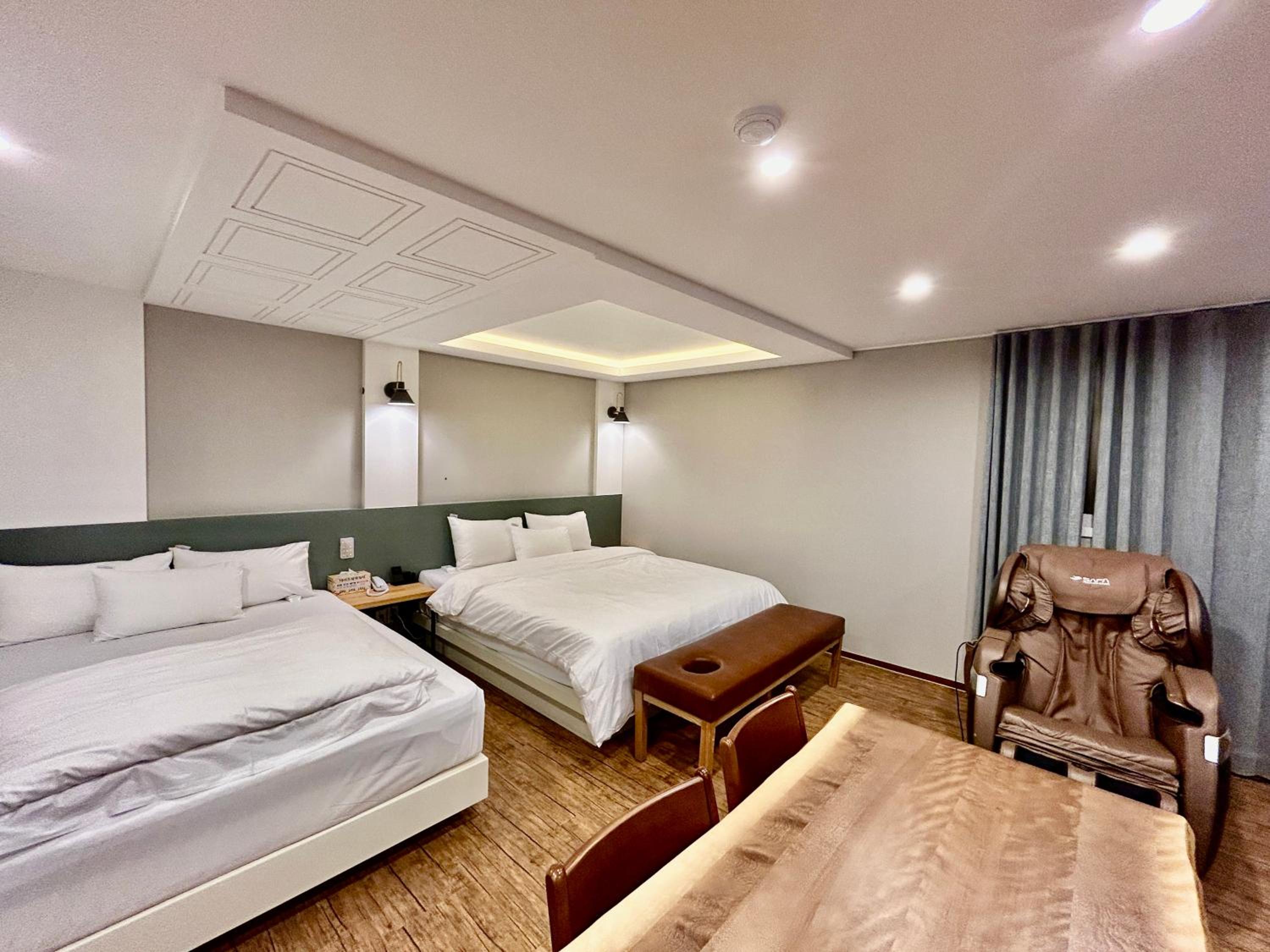 Suite C - Photo 5