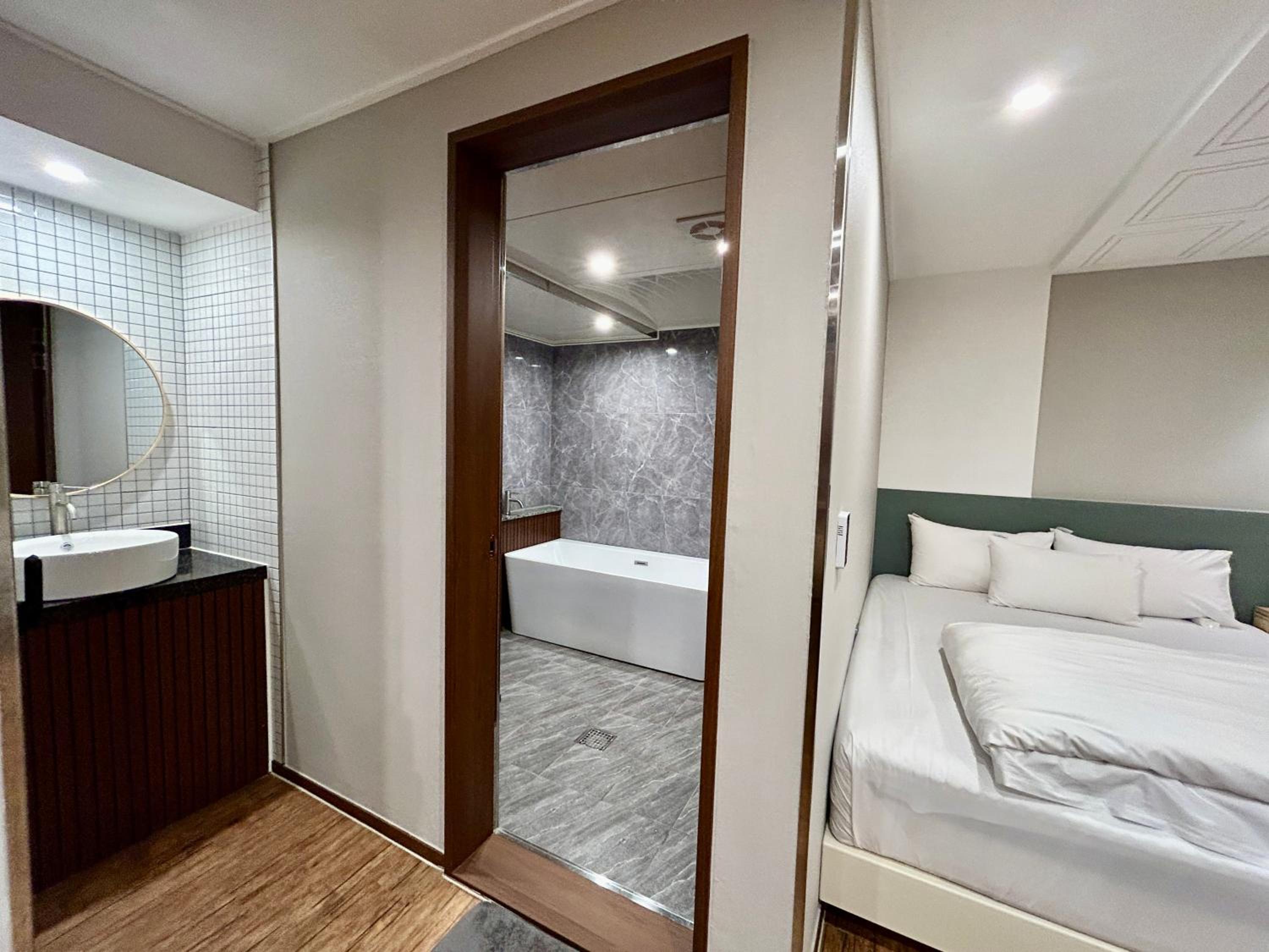 Suite C - Photo 6